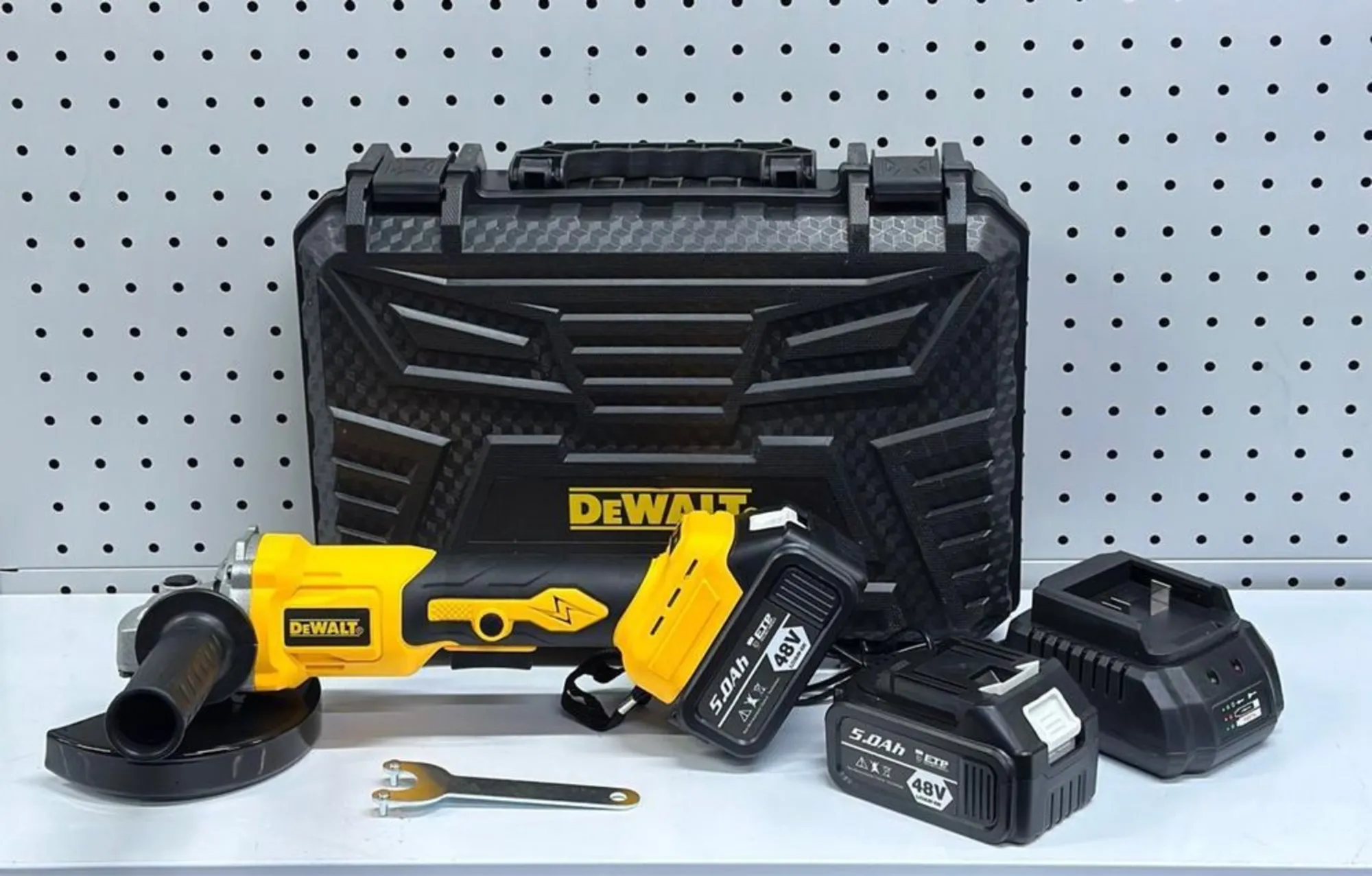 Балгарка Девальт Бош на батарейках 125∅ диск (1 / 2)