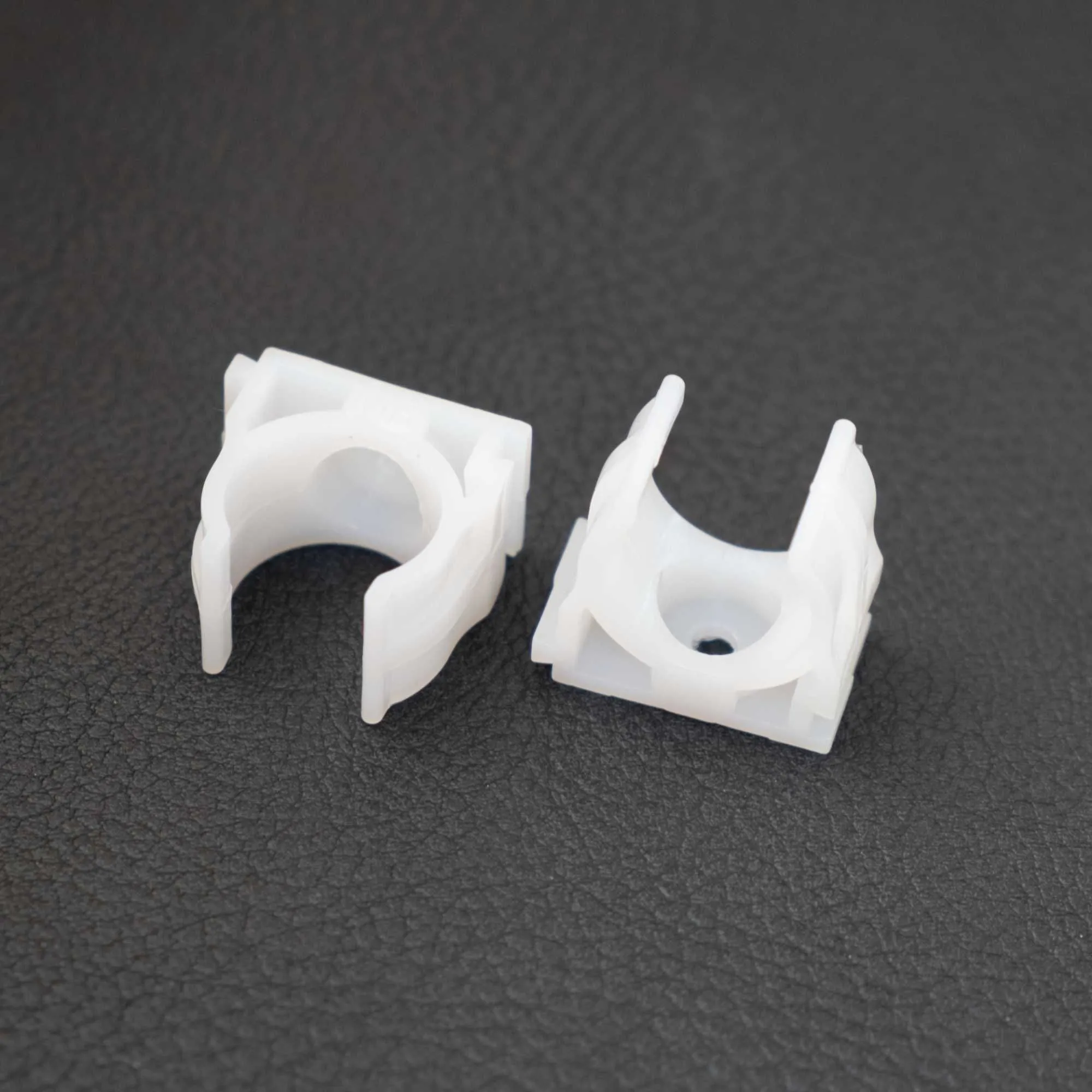 Крепеж-Клипса MastBRO 20мм (первичный полиэтилен) Крепкие Эластичные (1 / 2)