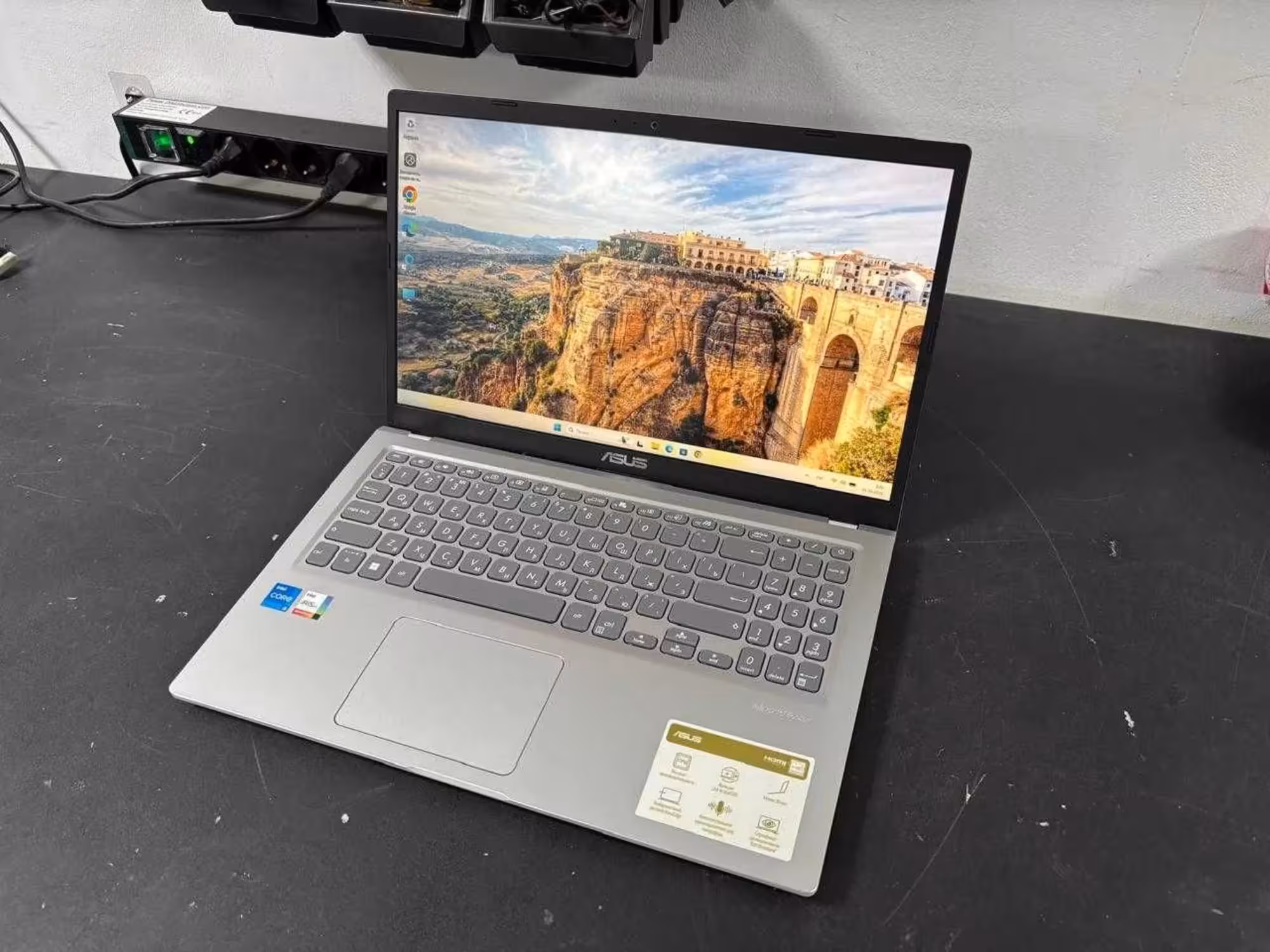 Ноутбук Asus CORE i5-11gen/8/SSD512 работает шустро (1 / 3)