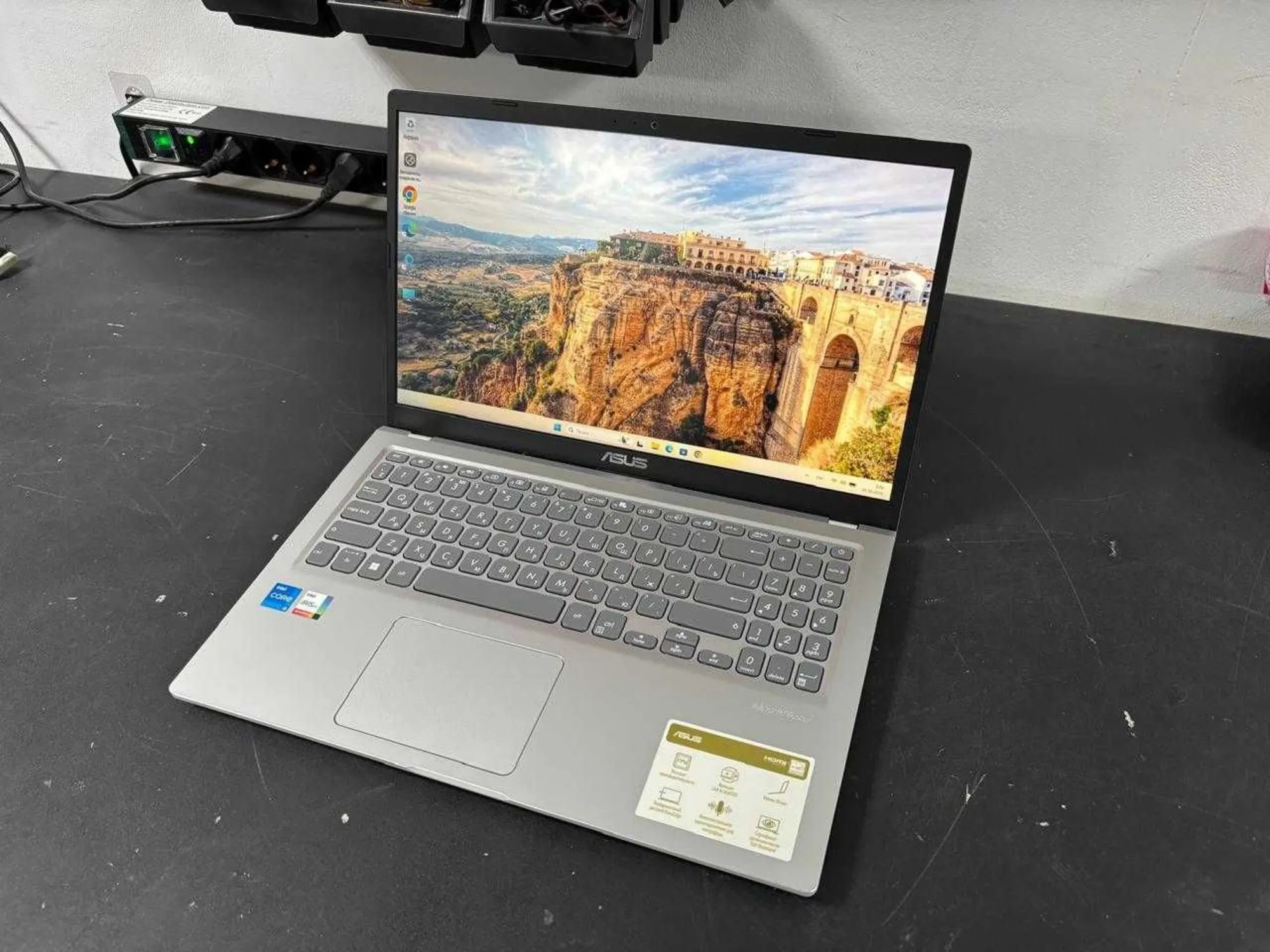 Ноутбук Asus CORE i5-11gen/8/SSD512 работает шустро (1 / 3)