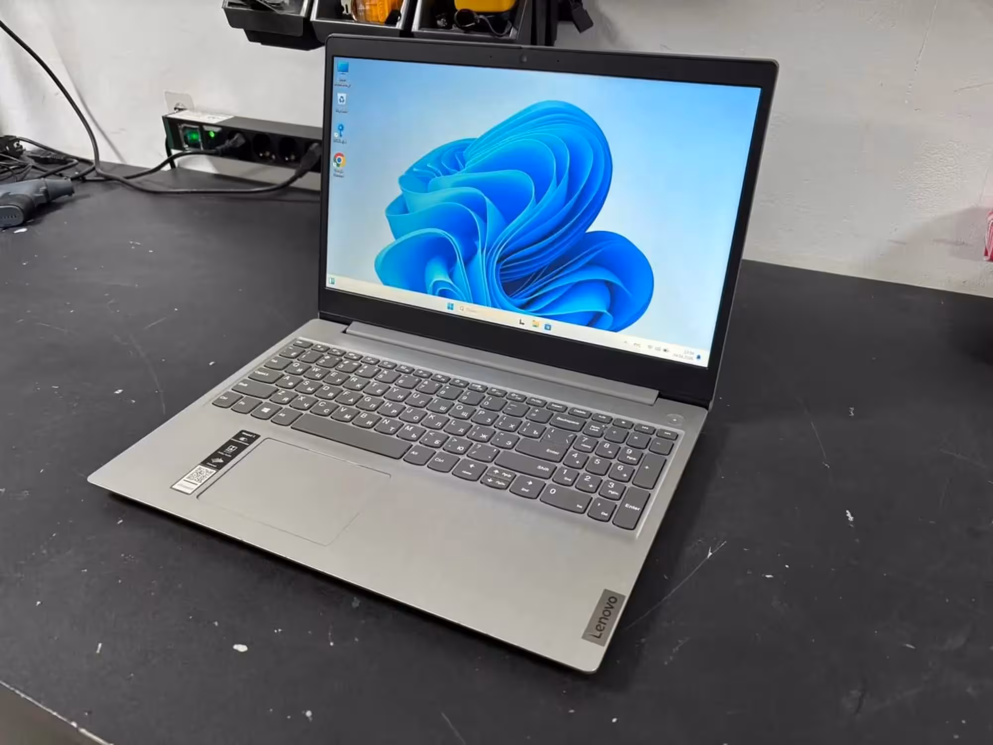 Ноутбук Lenovo i3-10gen/8озу/SSD работает шустро (1 / 3)