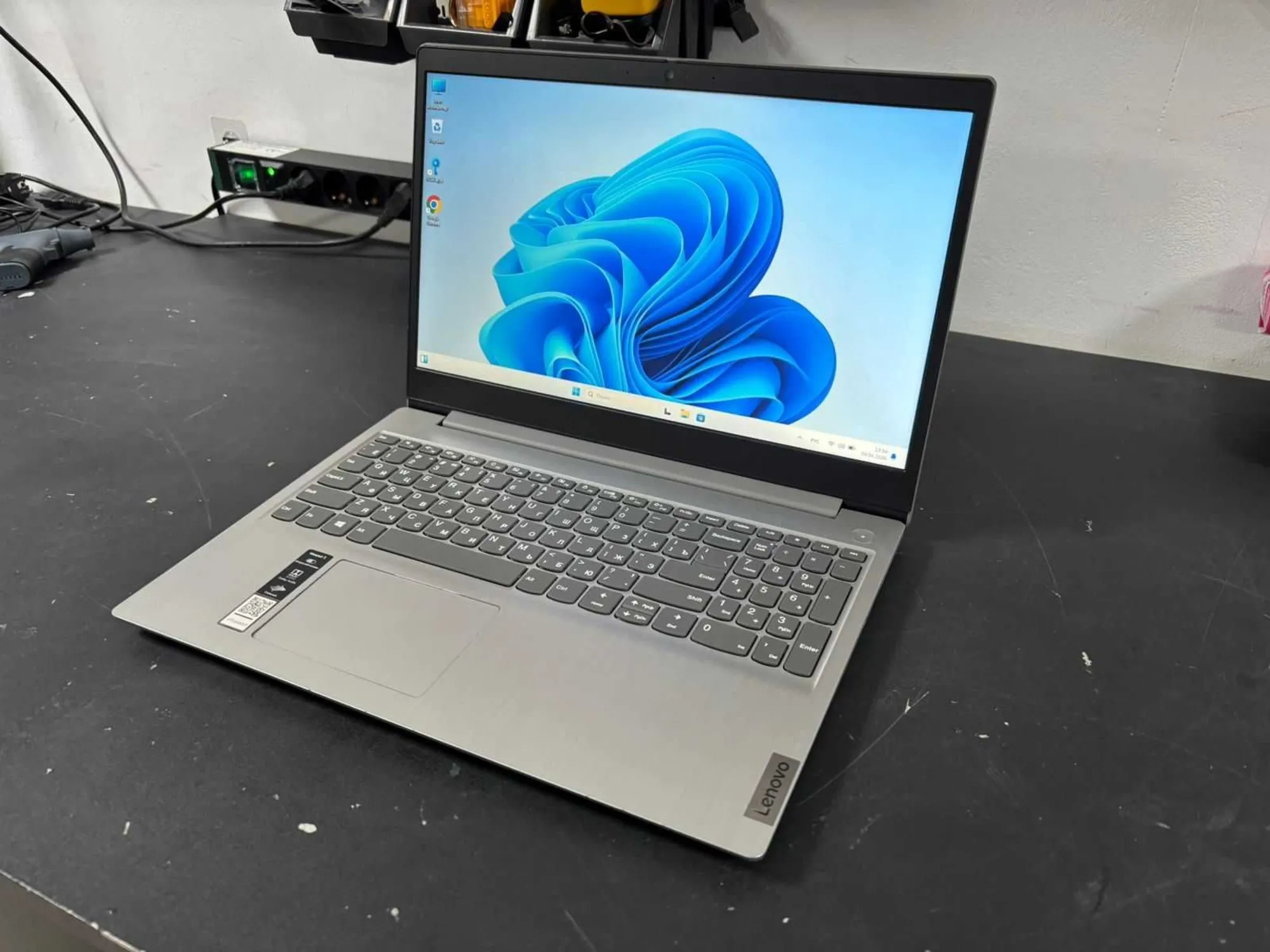 Ноутбук Lenovo i3-10gen/8озу/SSD работает шустро (1 / 3)