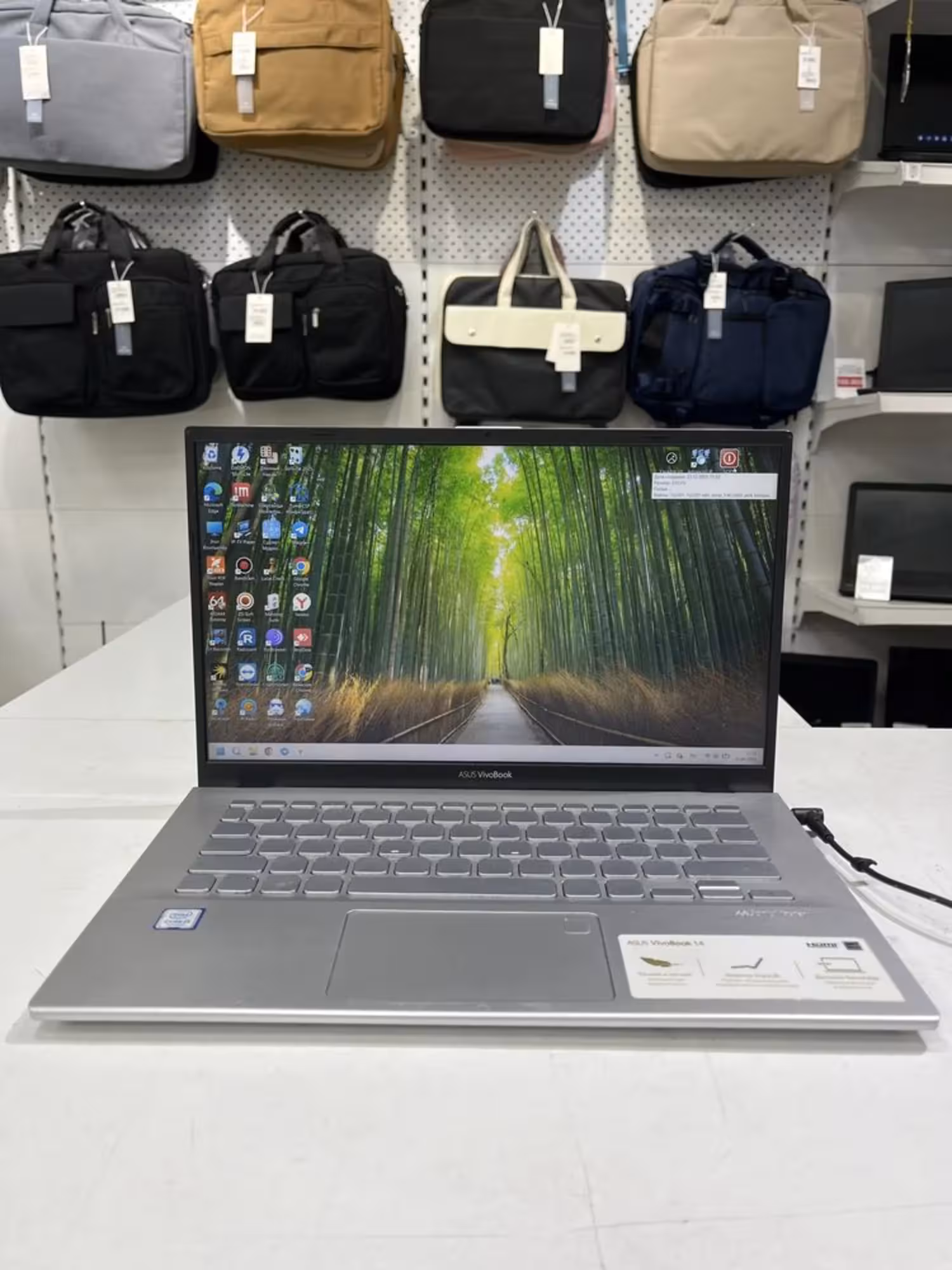 Ноутбук Asus VivoBook с гарангией (1 / 1)