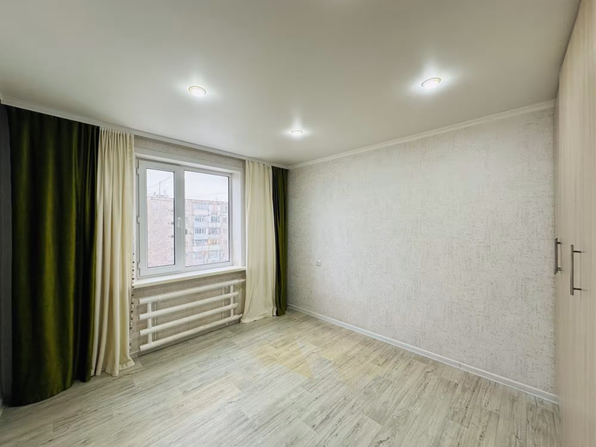 В нижнем Центре-3 предлагаем 3-комнатную квартиру на 4-этаже (5 / 14)