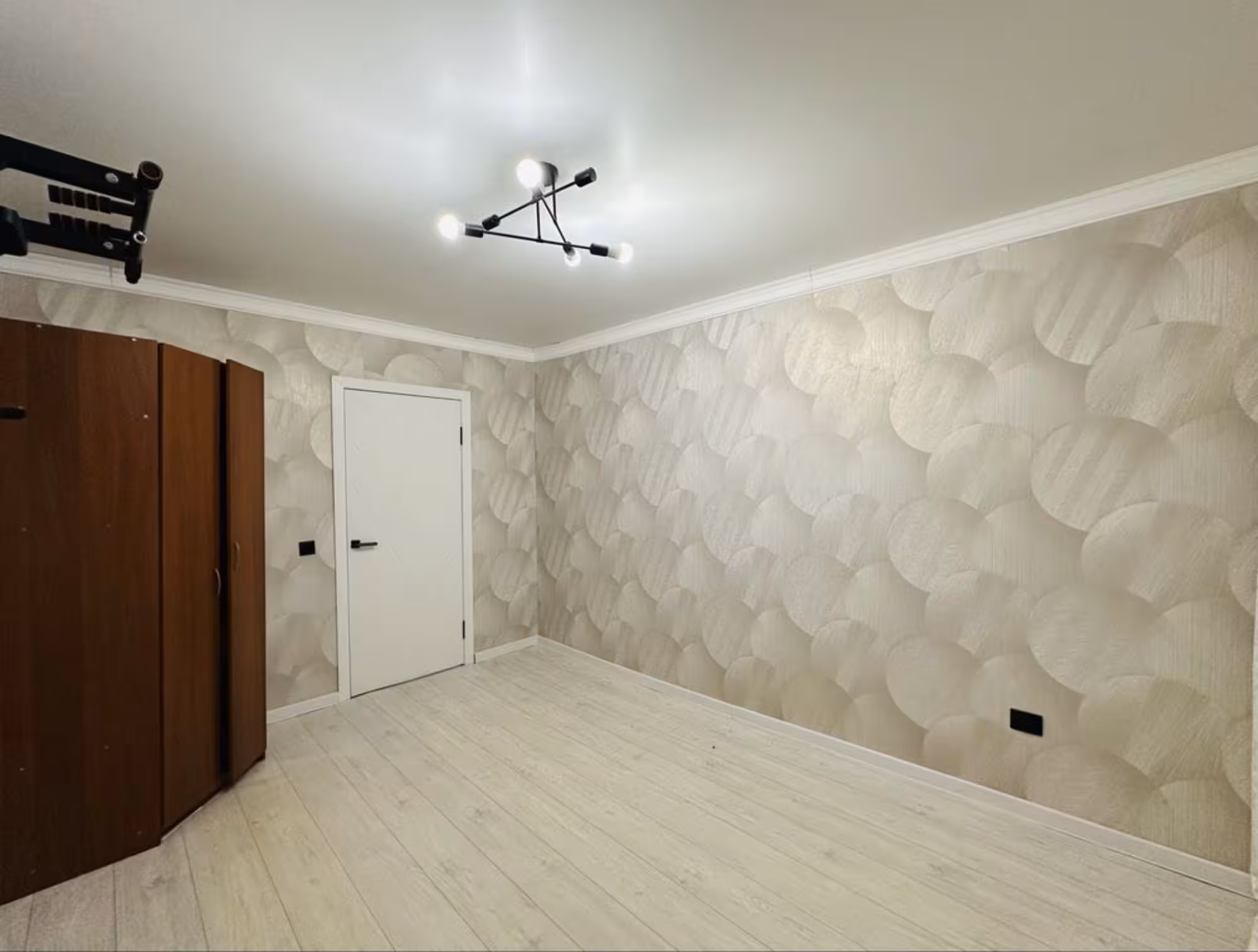 На 27-квартале предлагаем 4-комнатную квартиру на 2-этаже (4 / 18)