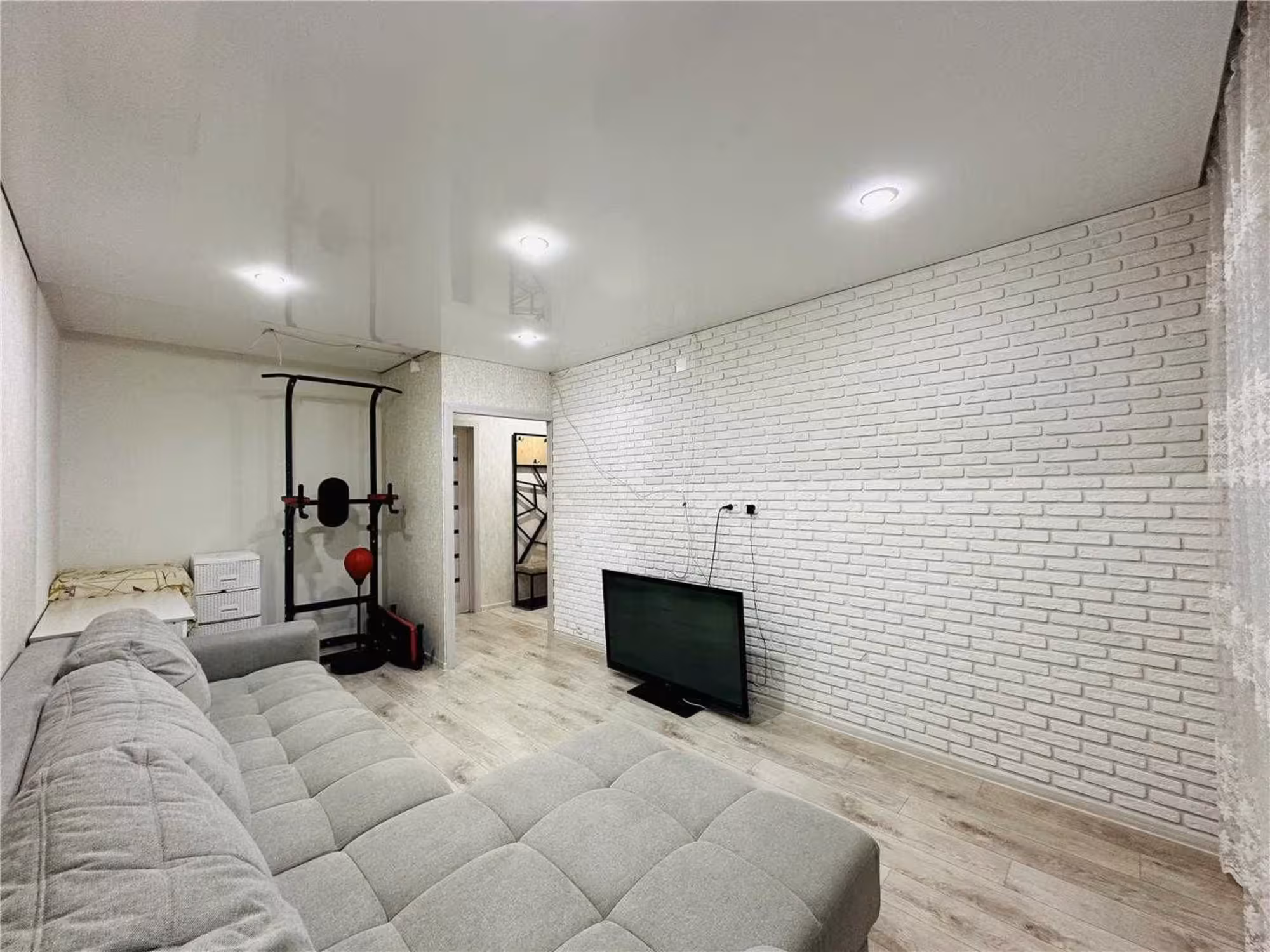 На 31-квартале предлагаем 2-комнатную квартиру на 2-этаже (2 / 10)