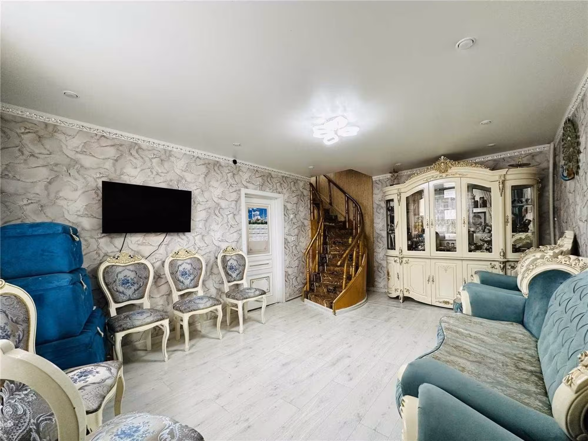 В п. Новодолинск предлагаем монолитный 2-этажный 6-комнатный дом (3 / 22)