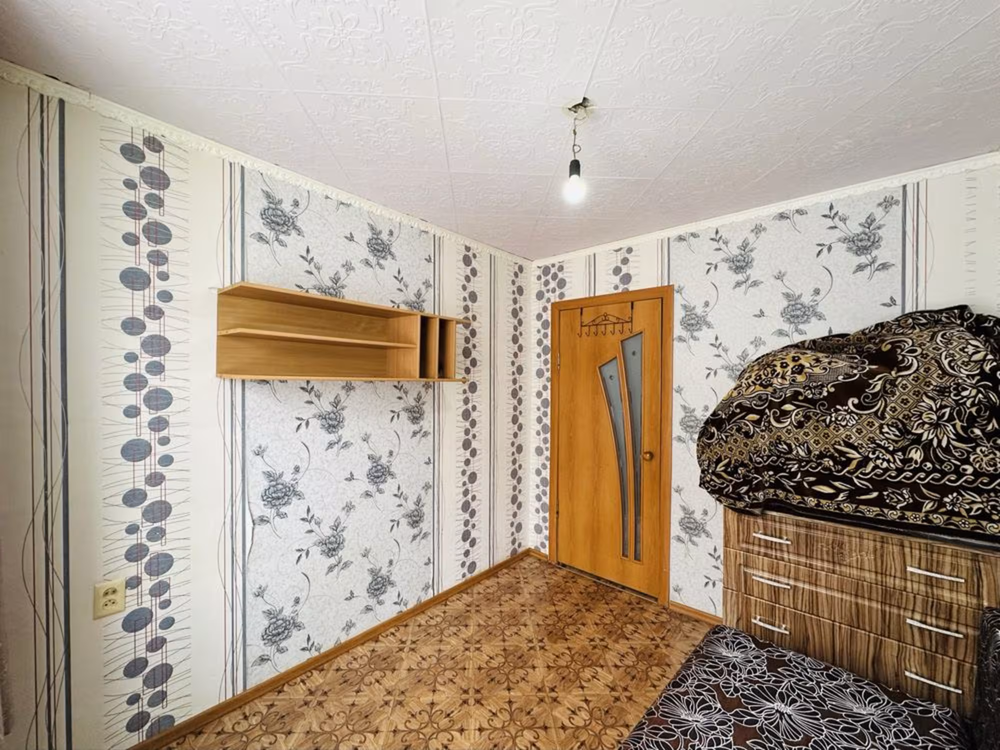 На 26-квартале предлагаем 4-комнатную квартиру на 2-этаже (6 / 12)