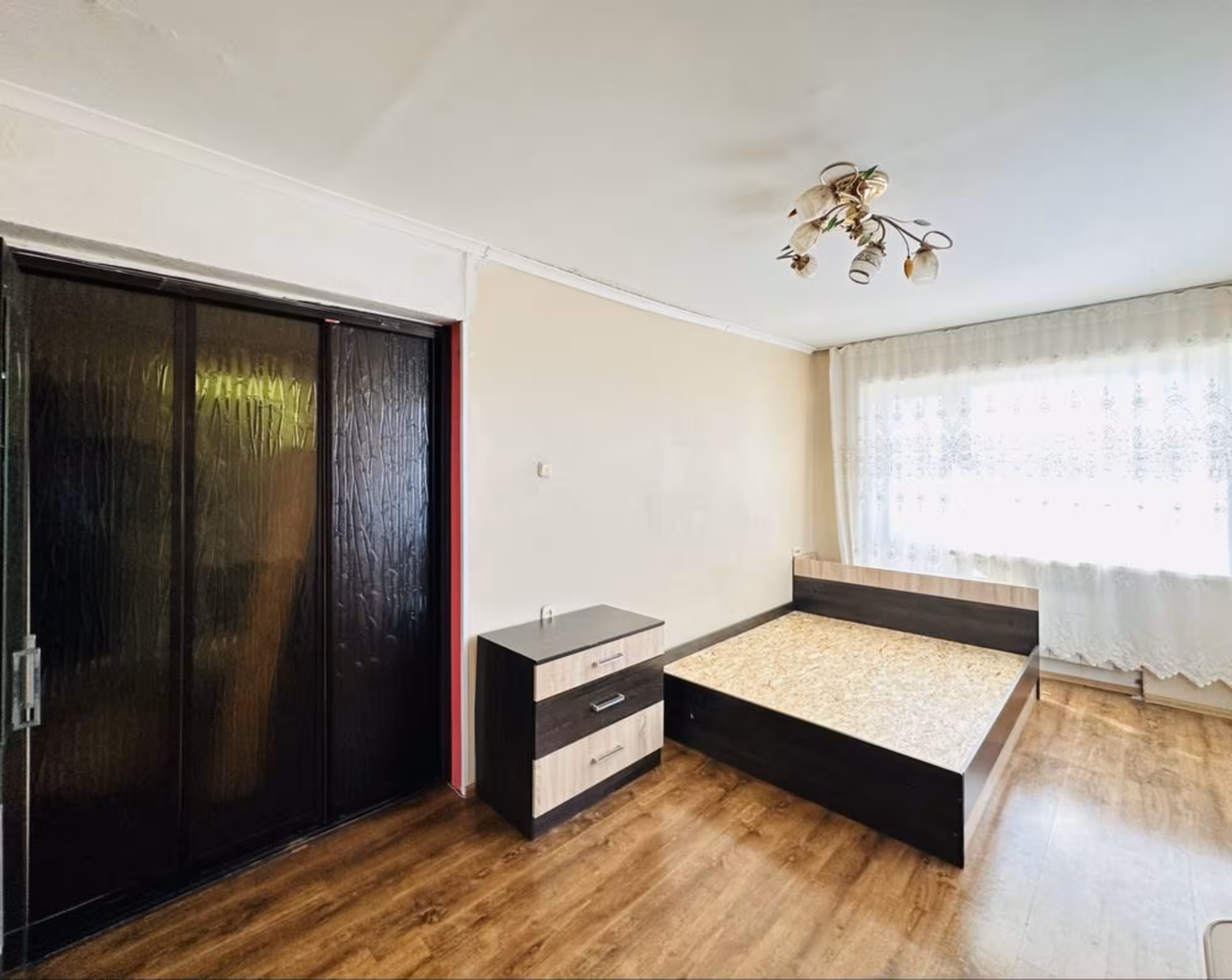 На 30-квартале предлагаем 2-комнатную квартиру на 2-этаже (1 / 10)