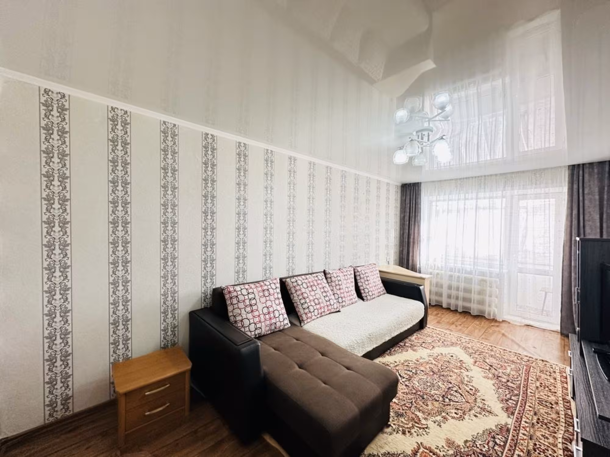 На 28-квартале предлагаем 2-комнатную квартиру на 3-этаже (1 / 9)