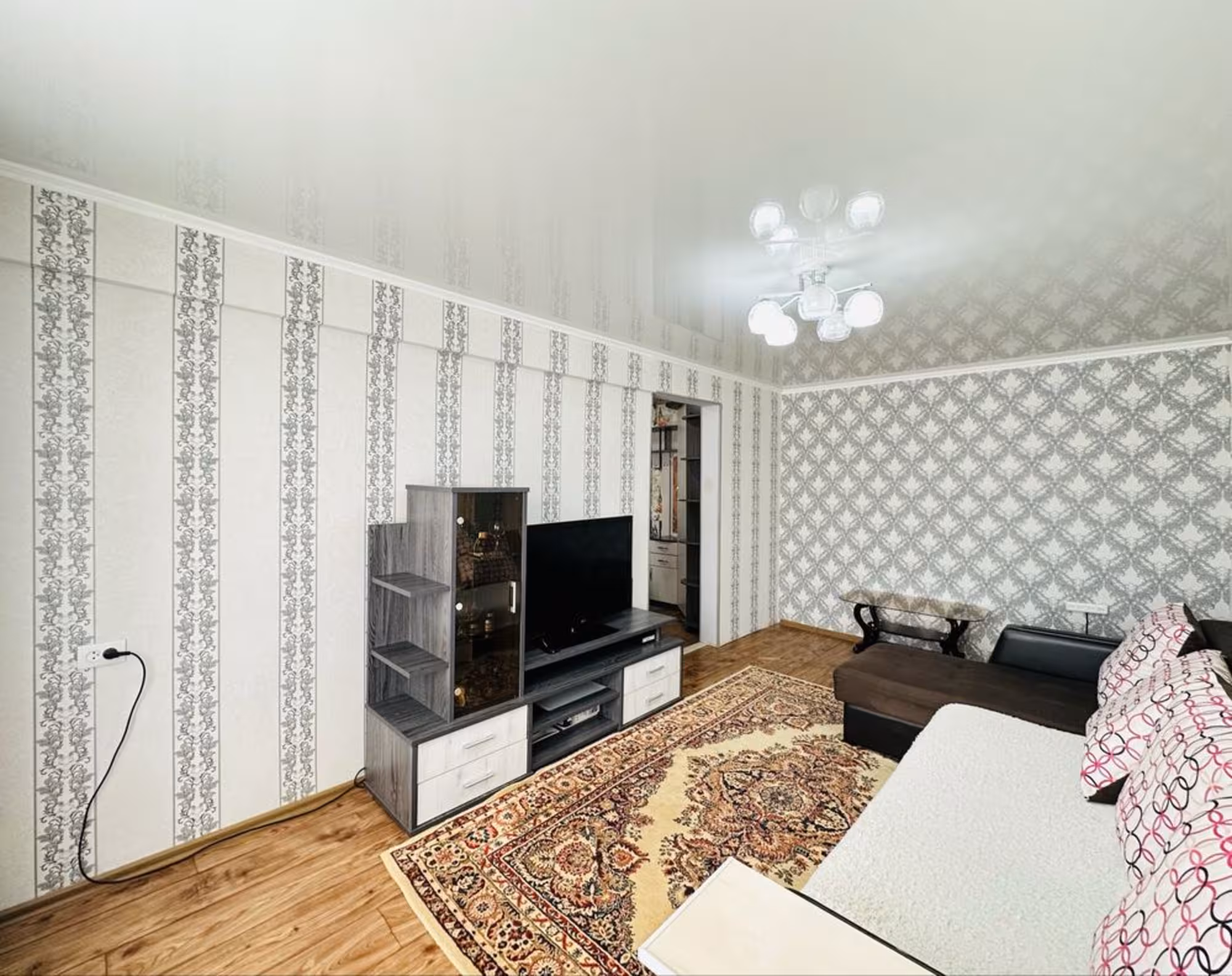 На 28-квартале предлагаем 2-комнатную квартиру на 3-этаже (2 / 9)