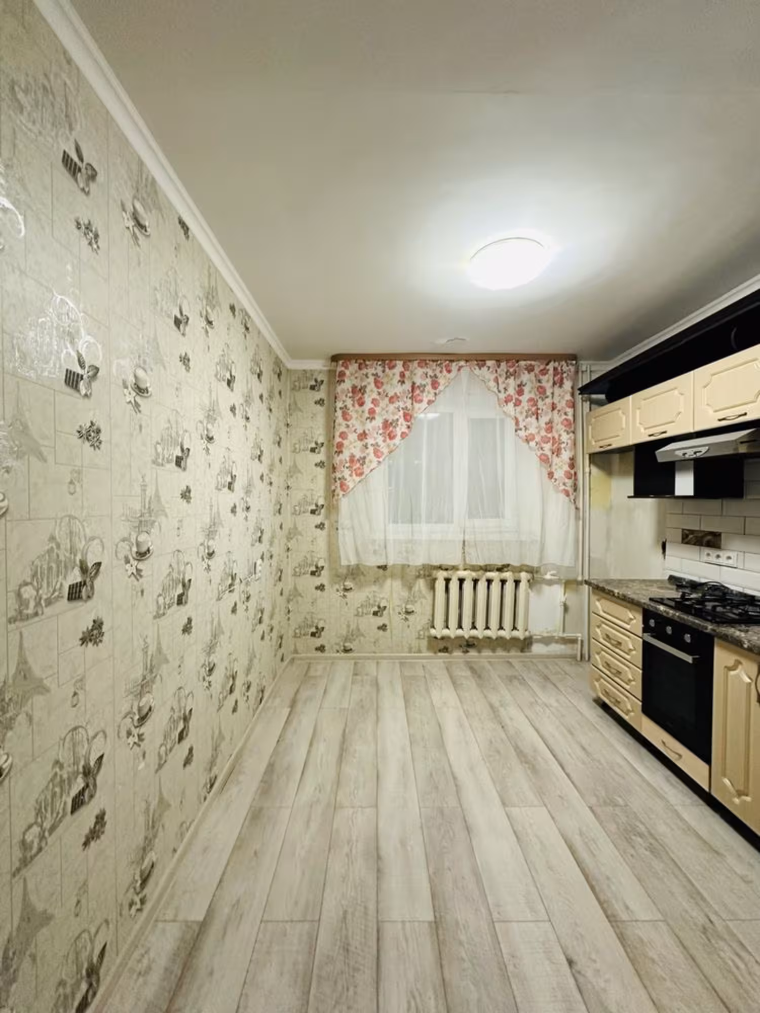 В нижнем Центр-3 предлагаем 3-комнатную квартиру на 2-этаже (7 / 14)