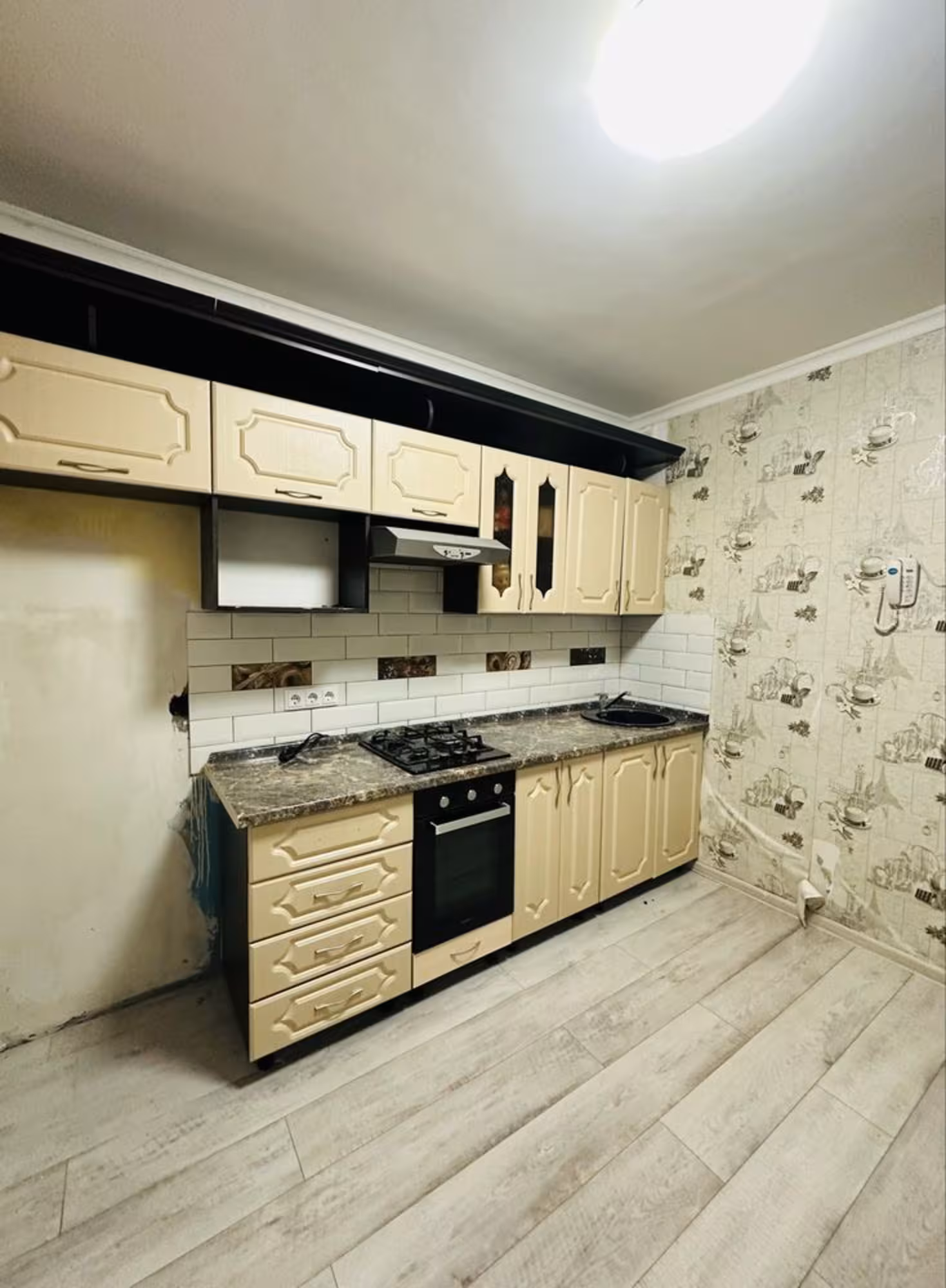 В нижнем Центр-3 предлагаем 3-комнатную квартиру на 2-этаже (8 / 14)