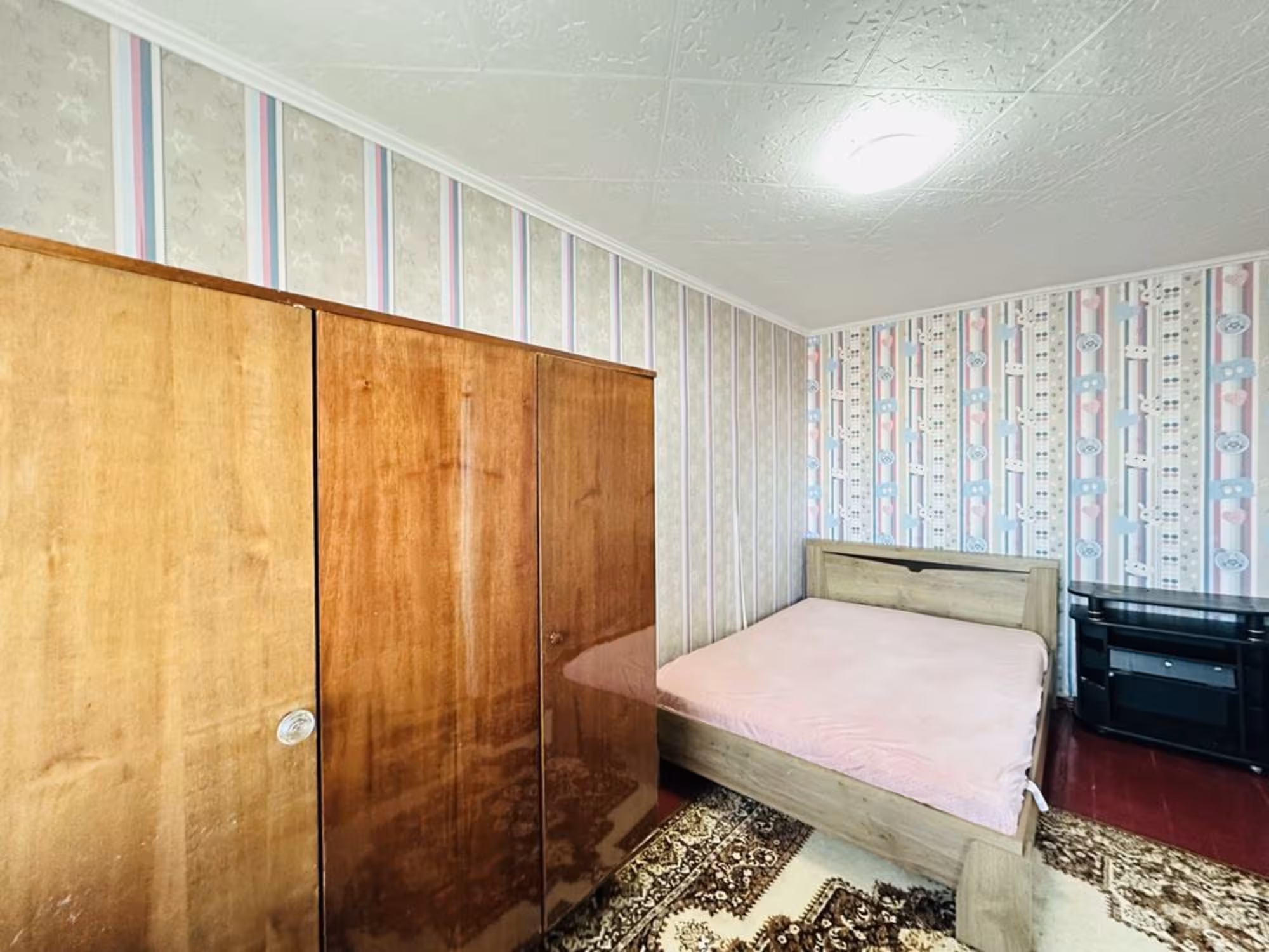 На 28-квартале предлагаем 2-комнатную квартиру на 3-этаже (4 / 9)