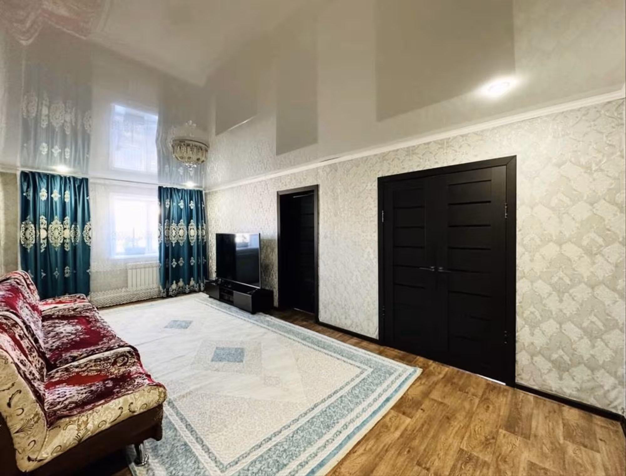 В совхозе Шахтинском предлагаем 2-этажный дом на 1-хозяина (1 / 13)