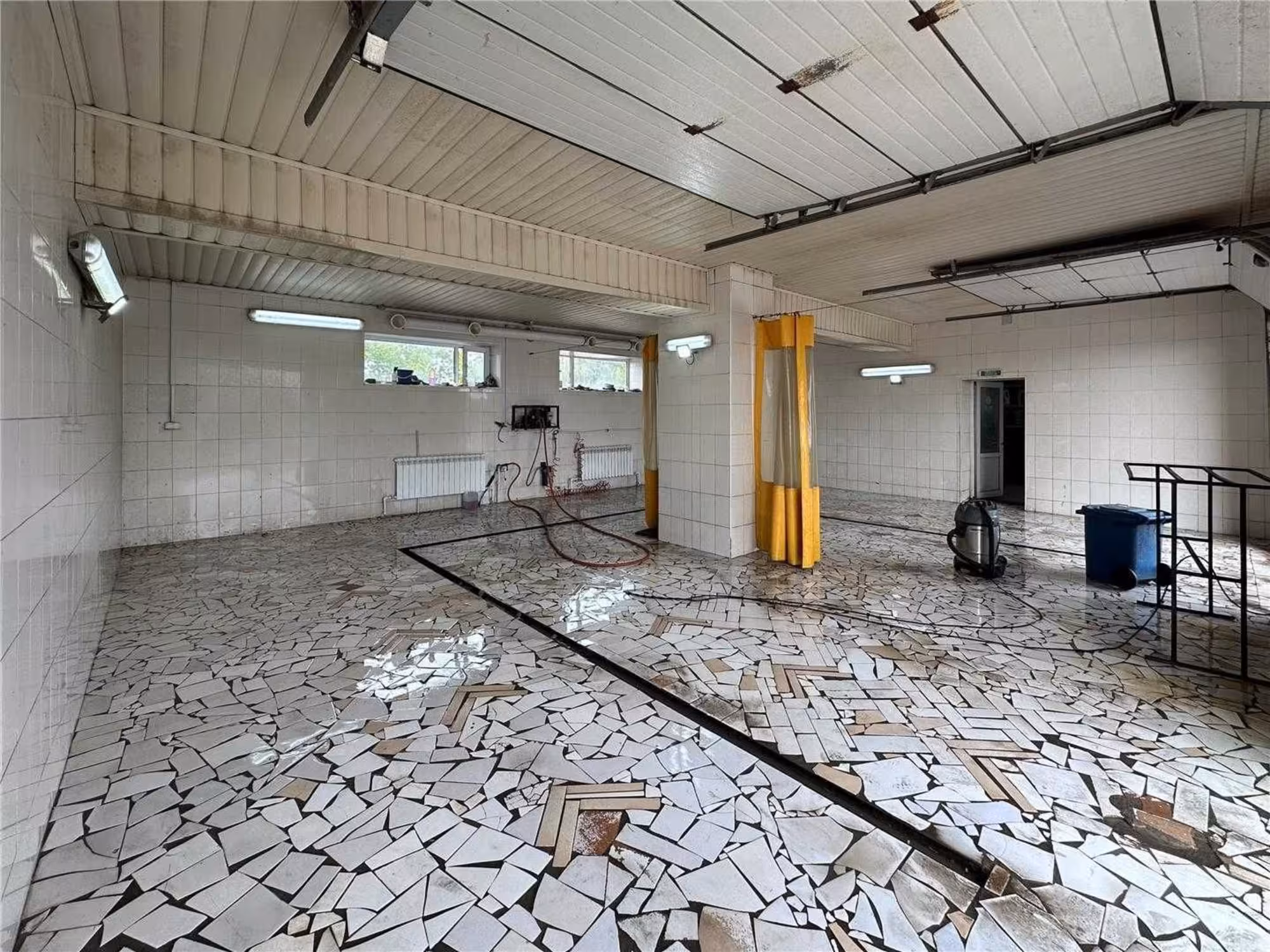 На окраине города предлагаем автокомплекс ПОСТ (19 / 20)