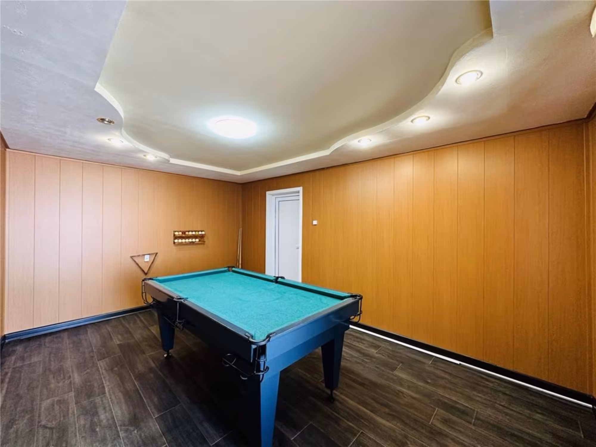 На 1-квартале предлагаем комерческий комплекс (8 / 16)