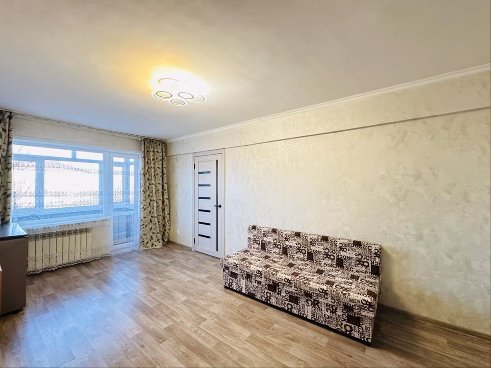 На 28-квартале предлагаем 2-комнатную квартиру на 2-этаже (1 / 10)