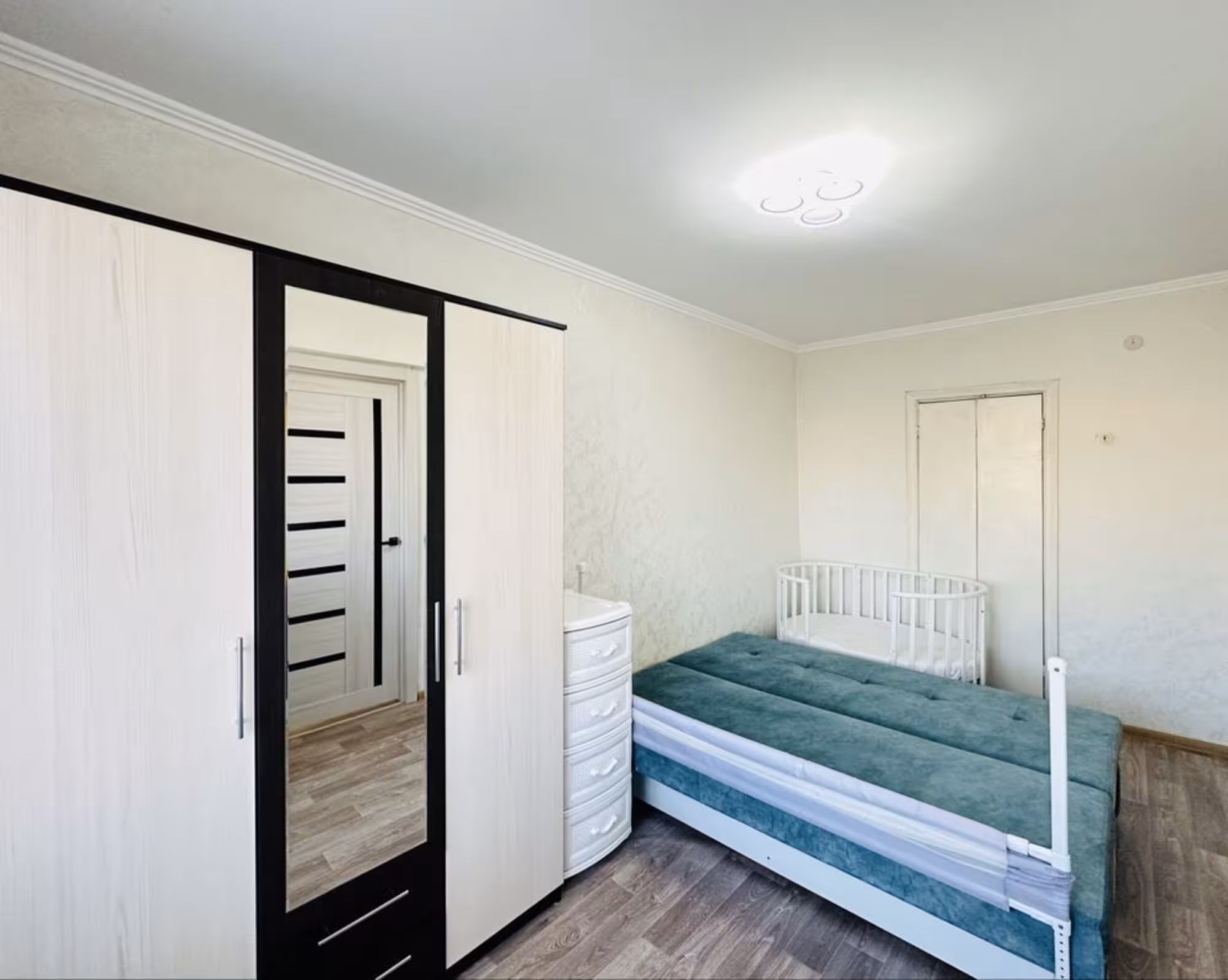 На 28-квартале предлагаем 2-комнатную квартиру на 2-этаже (4 / 10)