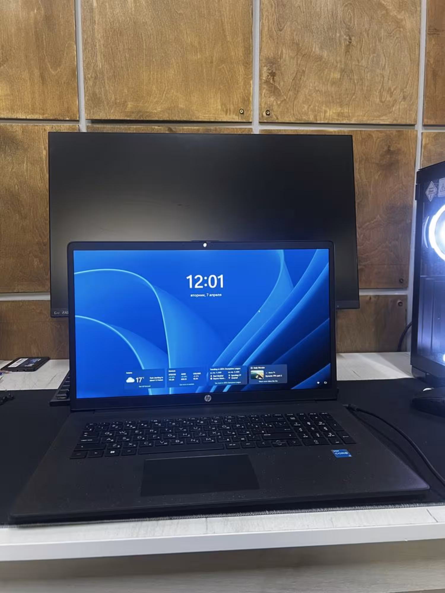 Офисный ноутбук HP 17.3" i3-N305 / 8GB / SSD 256GB (1 / 4)
