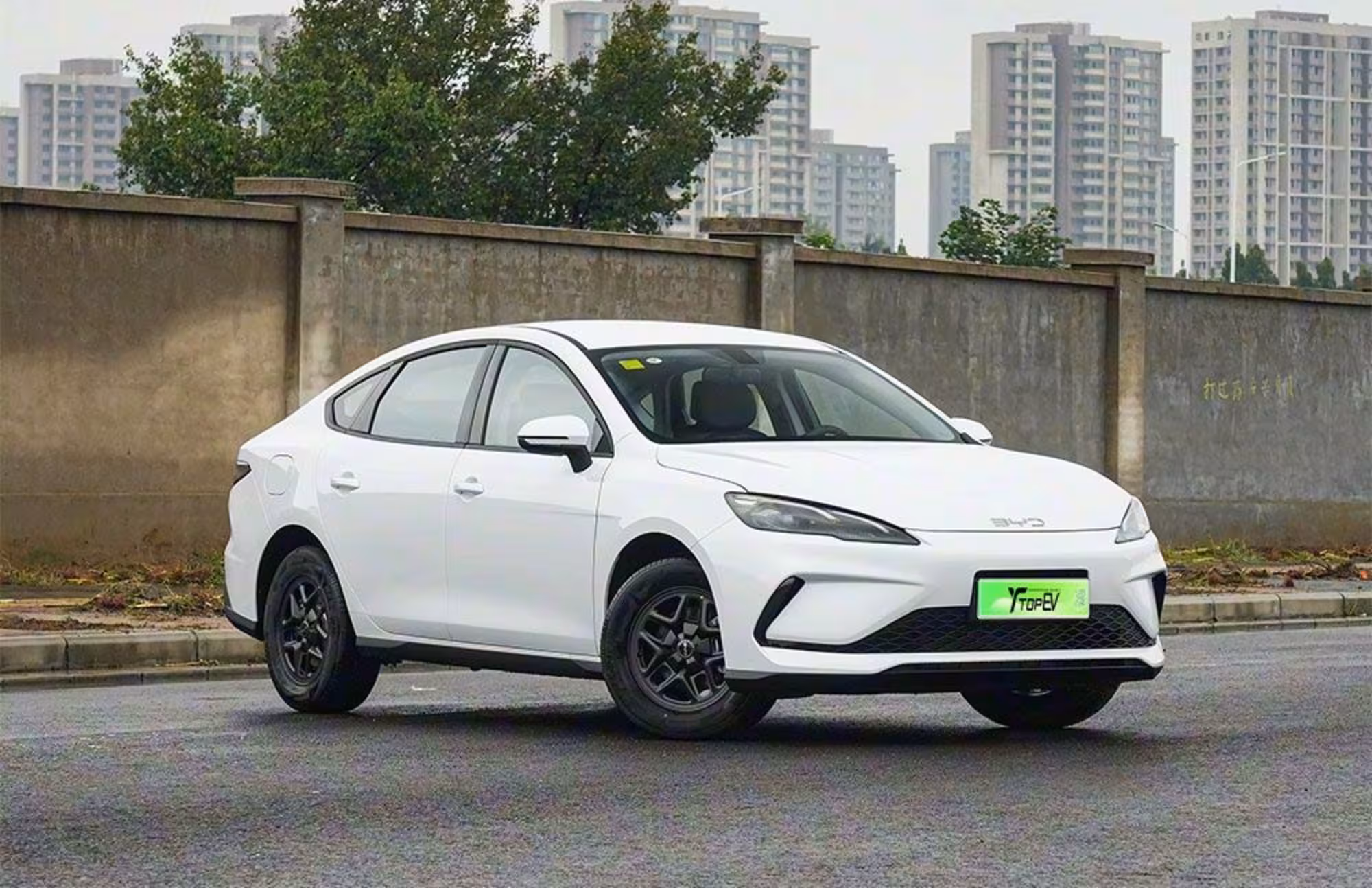 BYD Seal 05 2025. Кредит без первоначального взноса. Цена 8.3 млн тг (1 / 8)