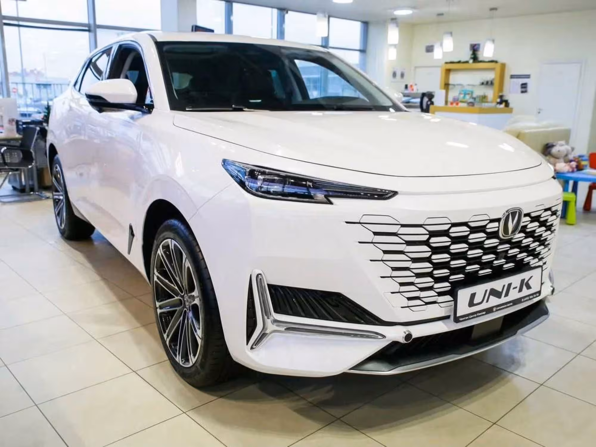 Новый Changan UNI-K 2024 в автосалоне KP AUTO! (1 / 8)