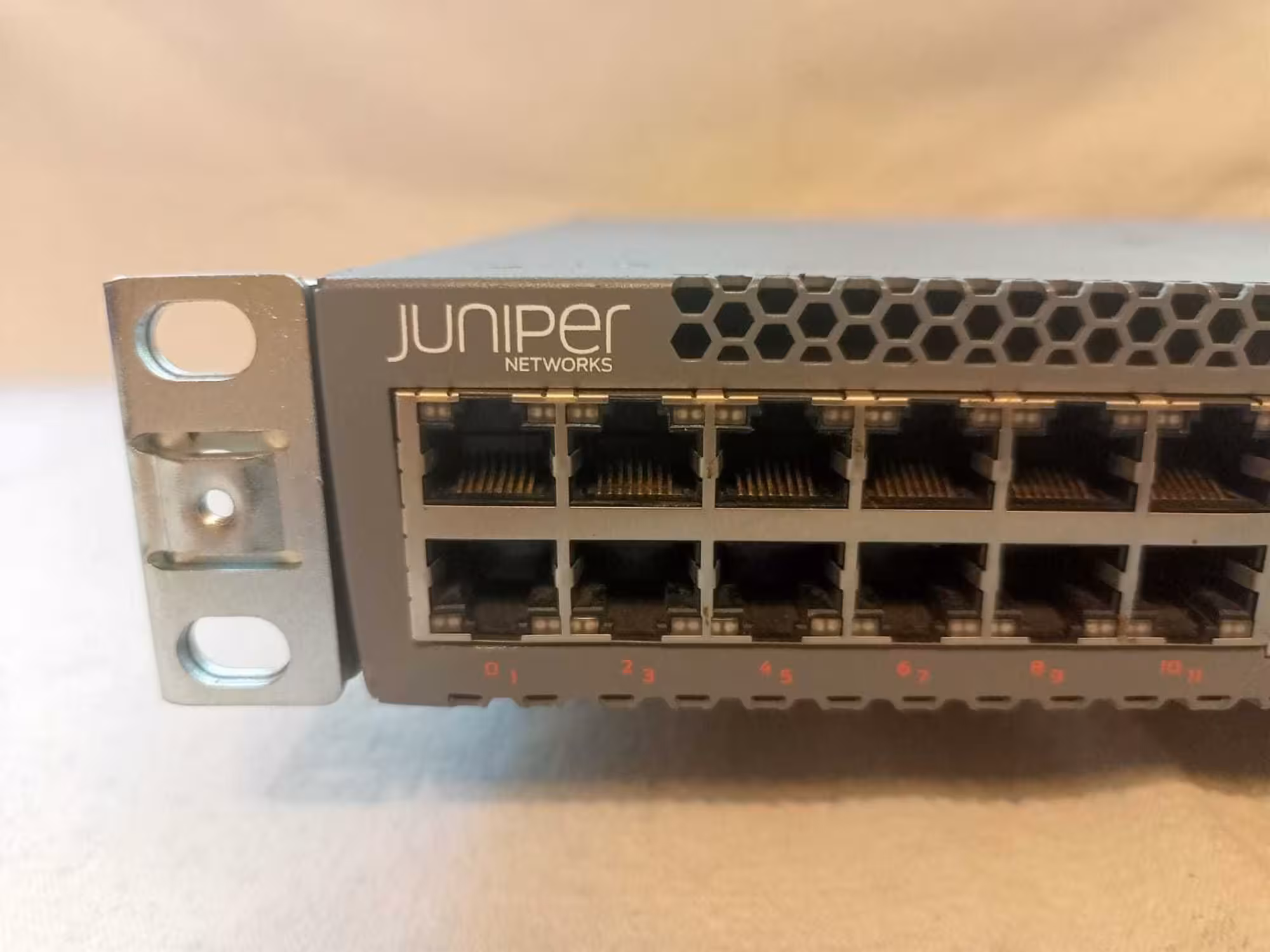 Коммутатор Juniper EX3400-48P, 48xGE, 4x10GE SFP+, 2x40GE QSFP+, PoE+ (3 / 6)
