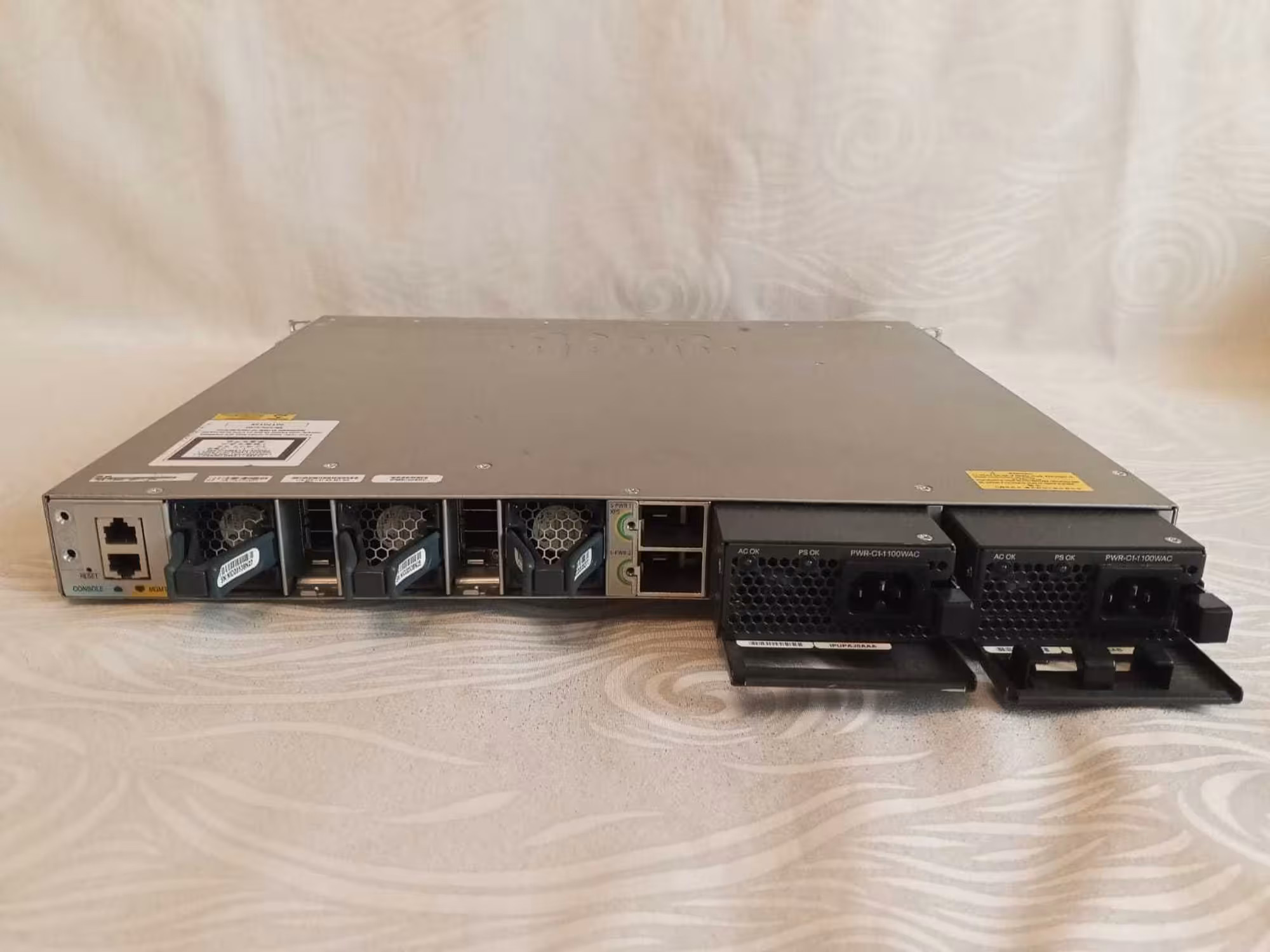 Коммутатор Cisco WS-C3850-48U-E, 48x1GE, 2х10GE SFP+, UPOE, IP Service (4 / 6)