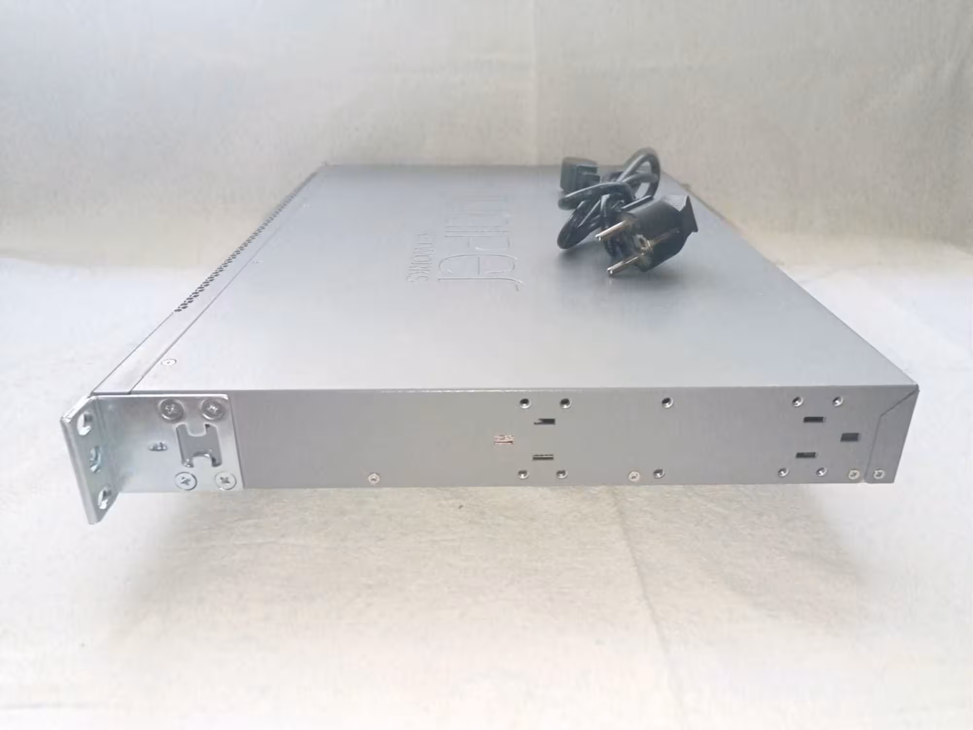 Коммутатор Juniper EX3300-48P, 48 х GE, 4 x 1/10GE SFP+, PoE+, Layer 3 (4 / 8)