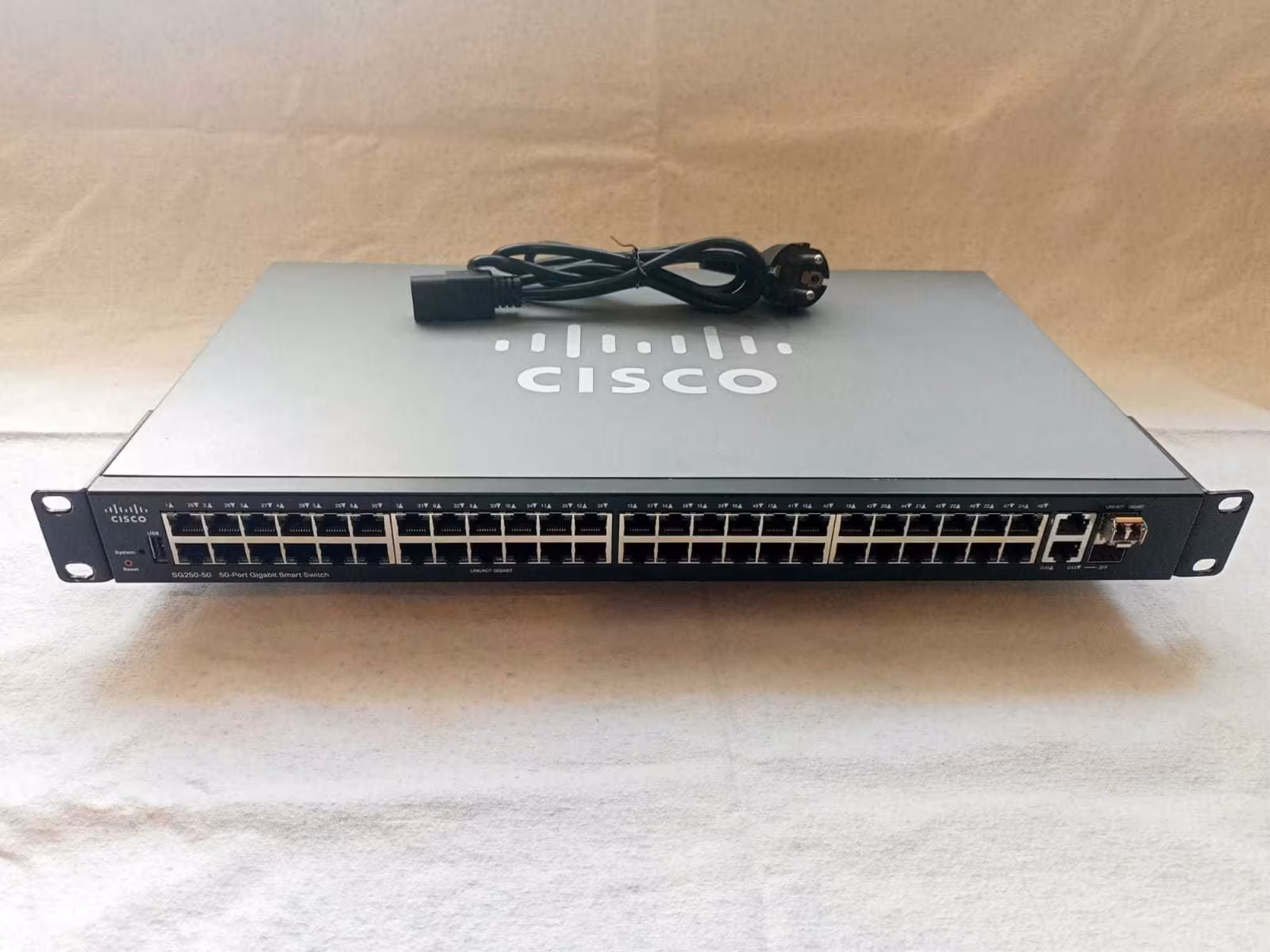 Коммутатор Cisco SG250-50, 48 x GE , 2 x GE (1000 Base-TX или SFP) (1 / 8)