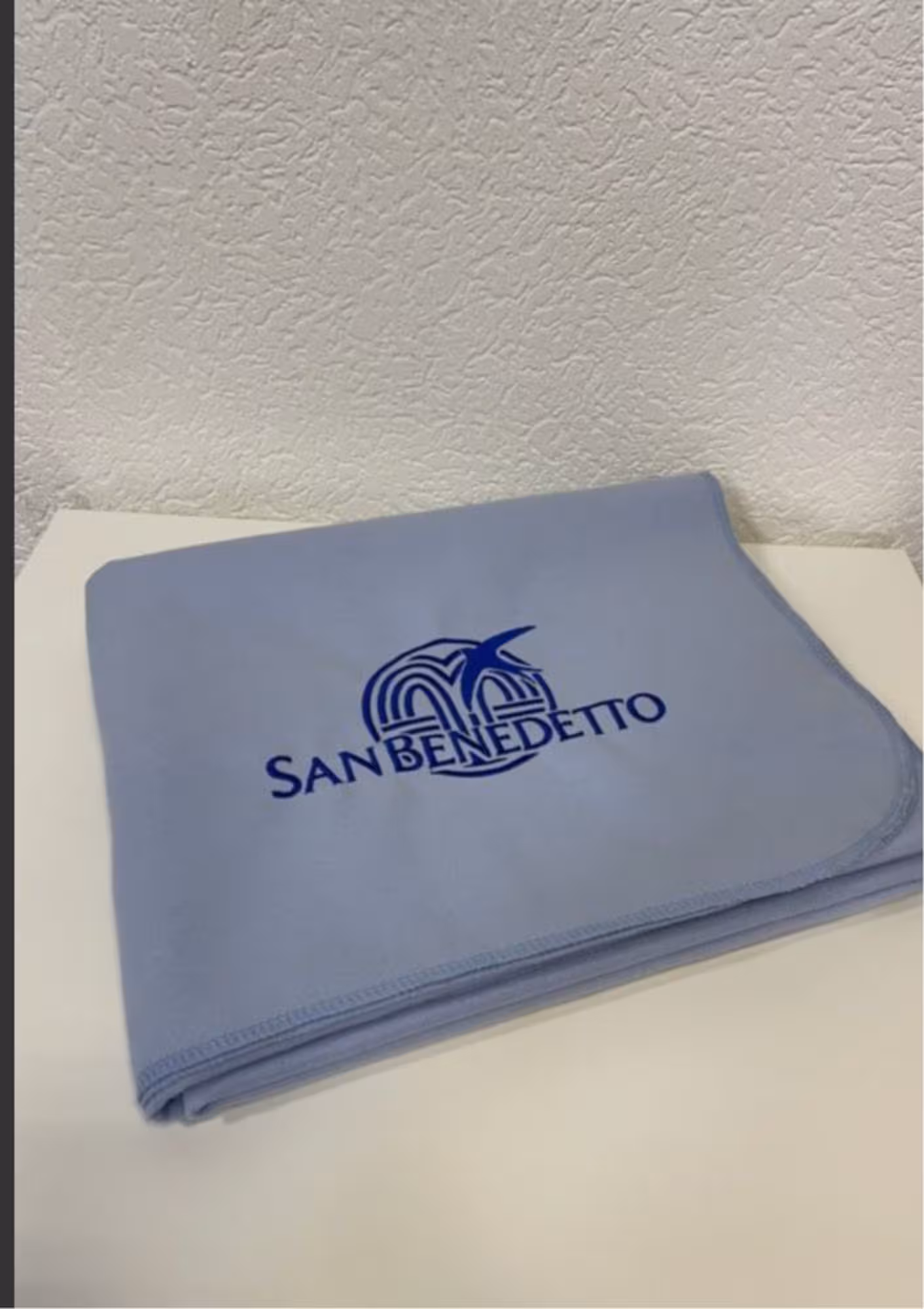 Пледы с вышивкой логотипом для ресторанов и кафе (2 / 3)