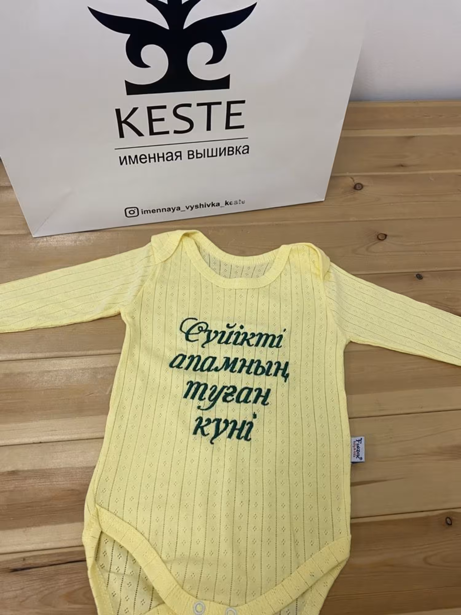 Вышивка логотипов на фартуки футболки кепок по бренду (6 / 6)