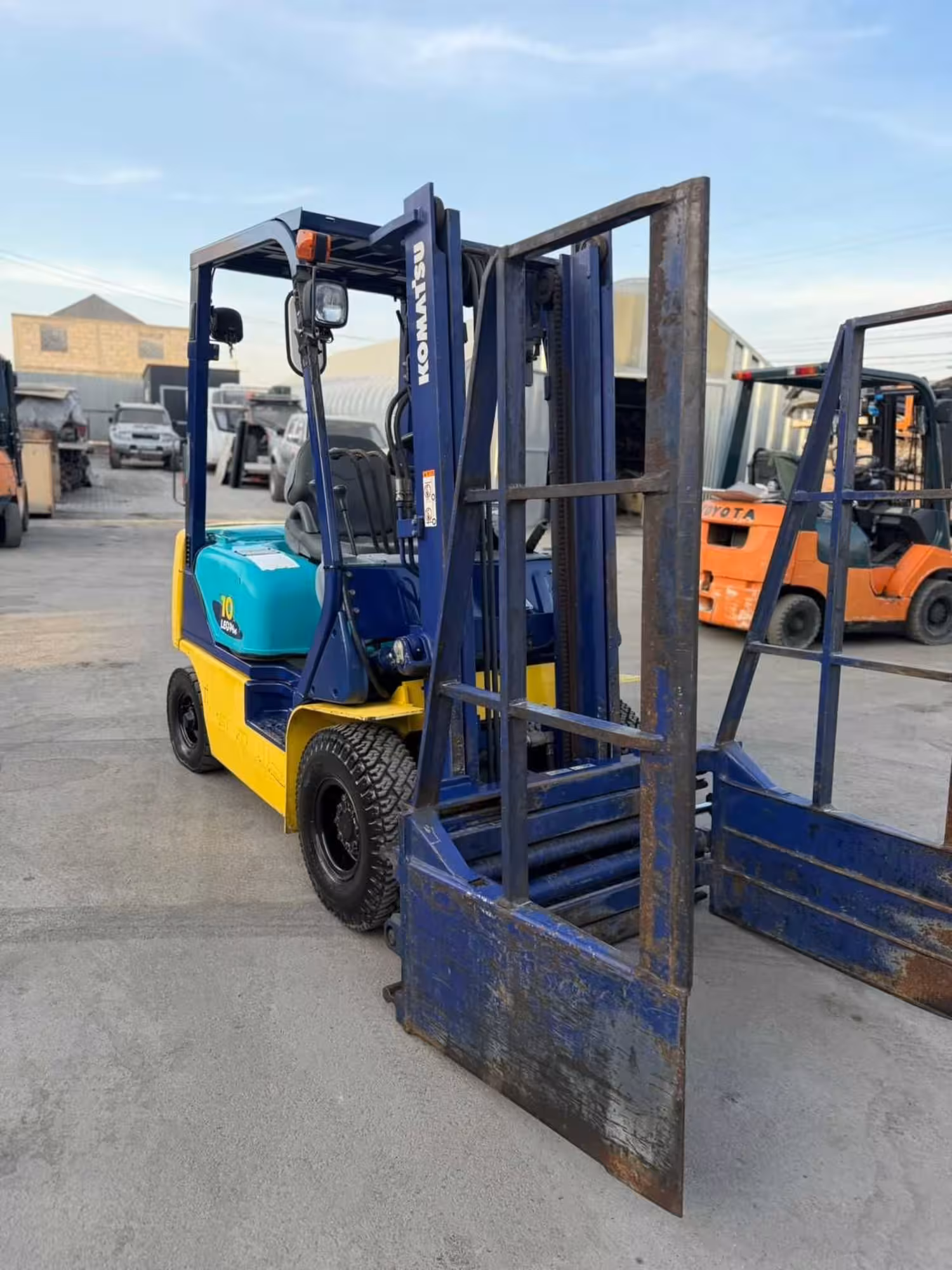 Вилочный погрузчик Komatsu 1Т с киповым захватом (1 / 8)