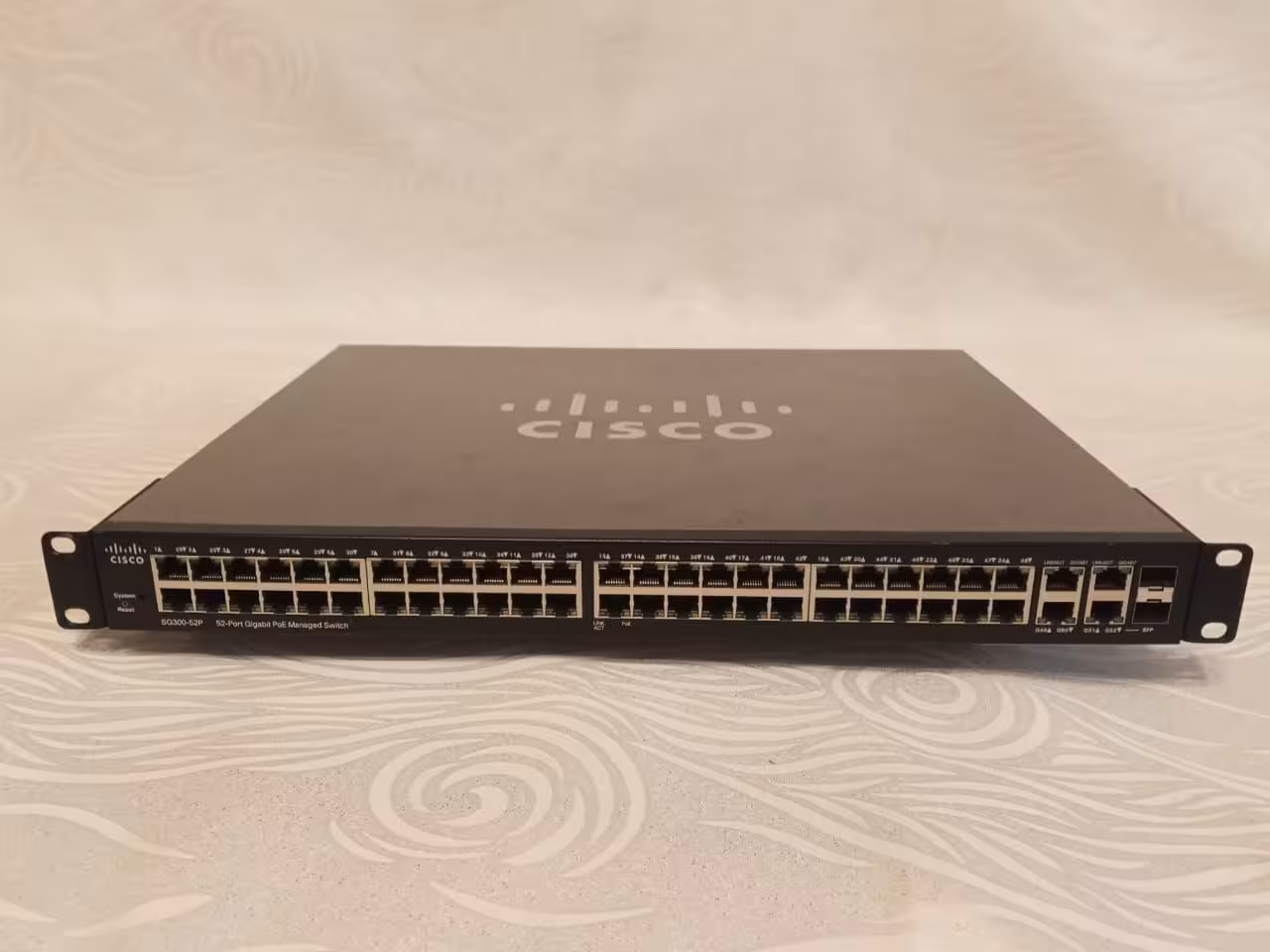 Коммутатор Cisco SG300-52P, 52 x GE, 2 x GE (SFP, combo), PoE+, L2/L3 (1 / 6)