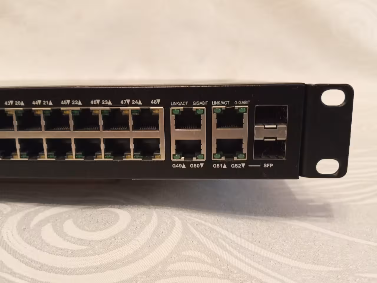Коммутатор Cisco SG300-52P, 52 x GE, 2 x GE (SFP, combo), PoE+, L2/L3 (4 / 6)