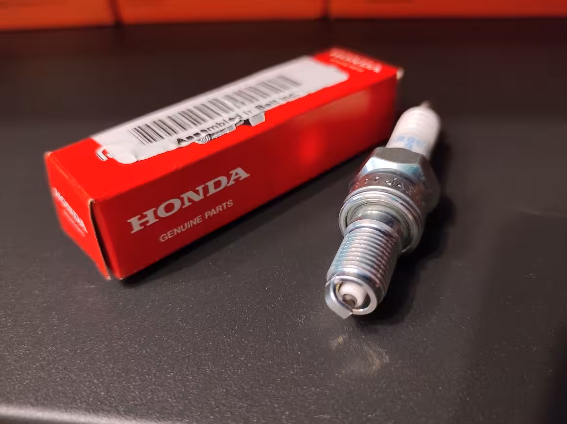 Свеча зажигания Honda Dio AF56,Honda CB. Хонда CRF CR8EH-9 (1 / 4)