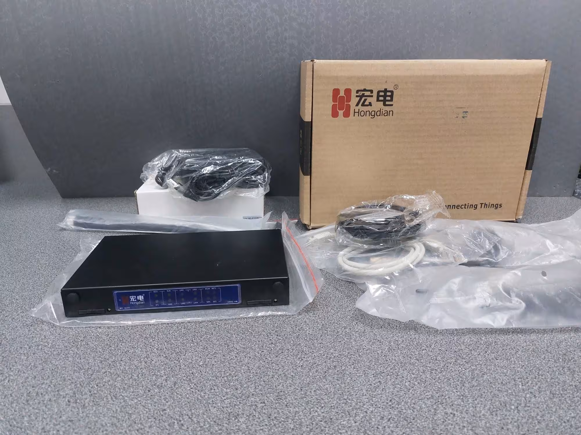 Промышленный 3G/4G VPN маршрутизатор (1 / 8)