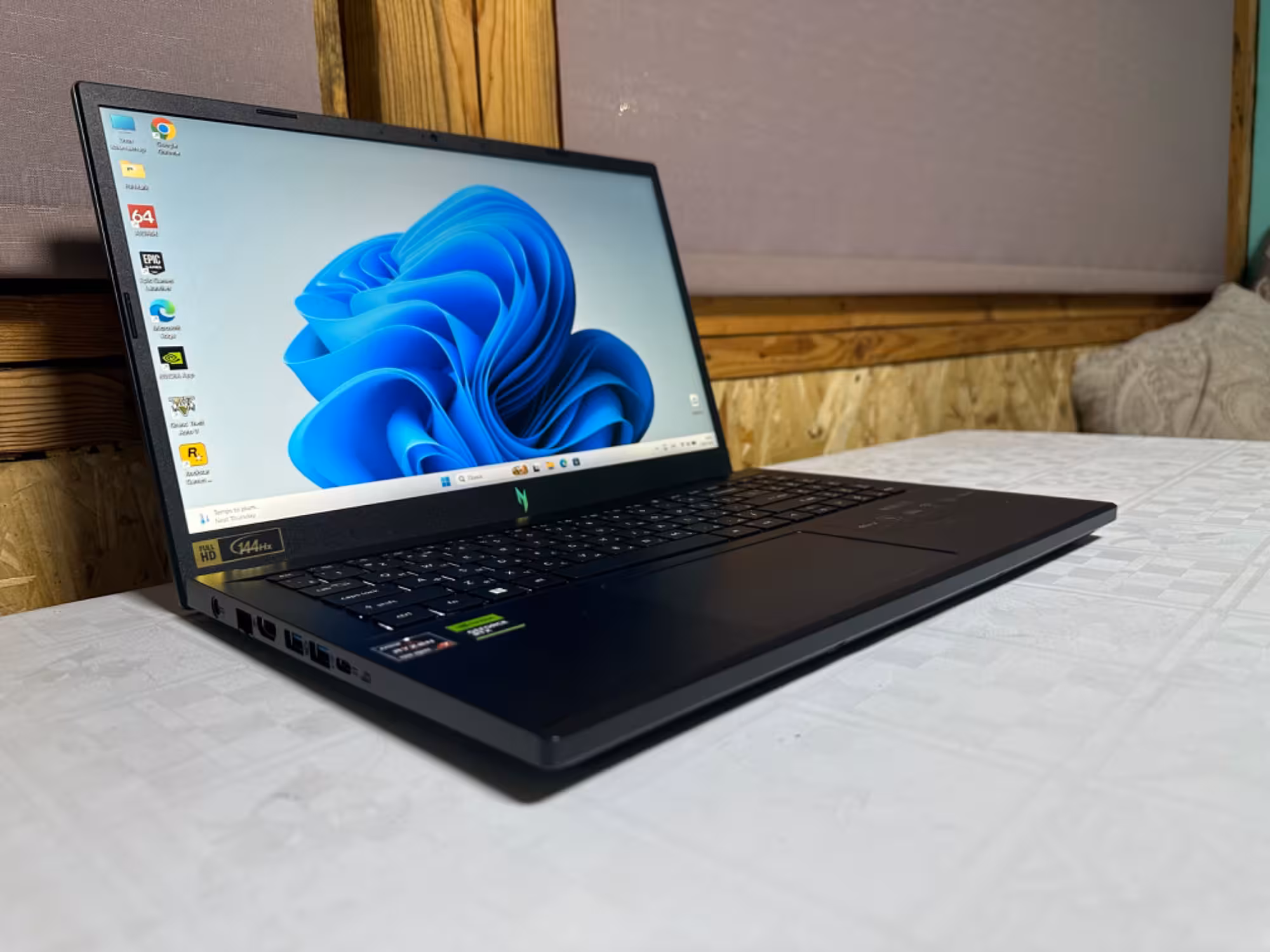 Игровой ноутбук AMD Ryzen 7-7735HS/16Gb/SSD 512Gb/RTX 3050 6Gb GDDR6 (1 / 8)