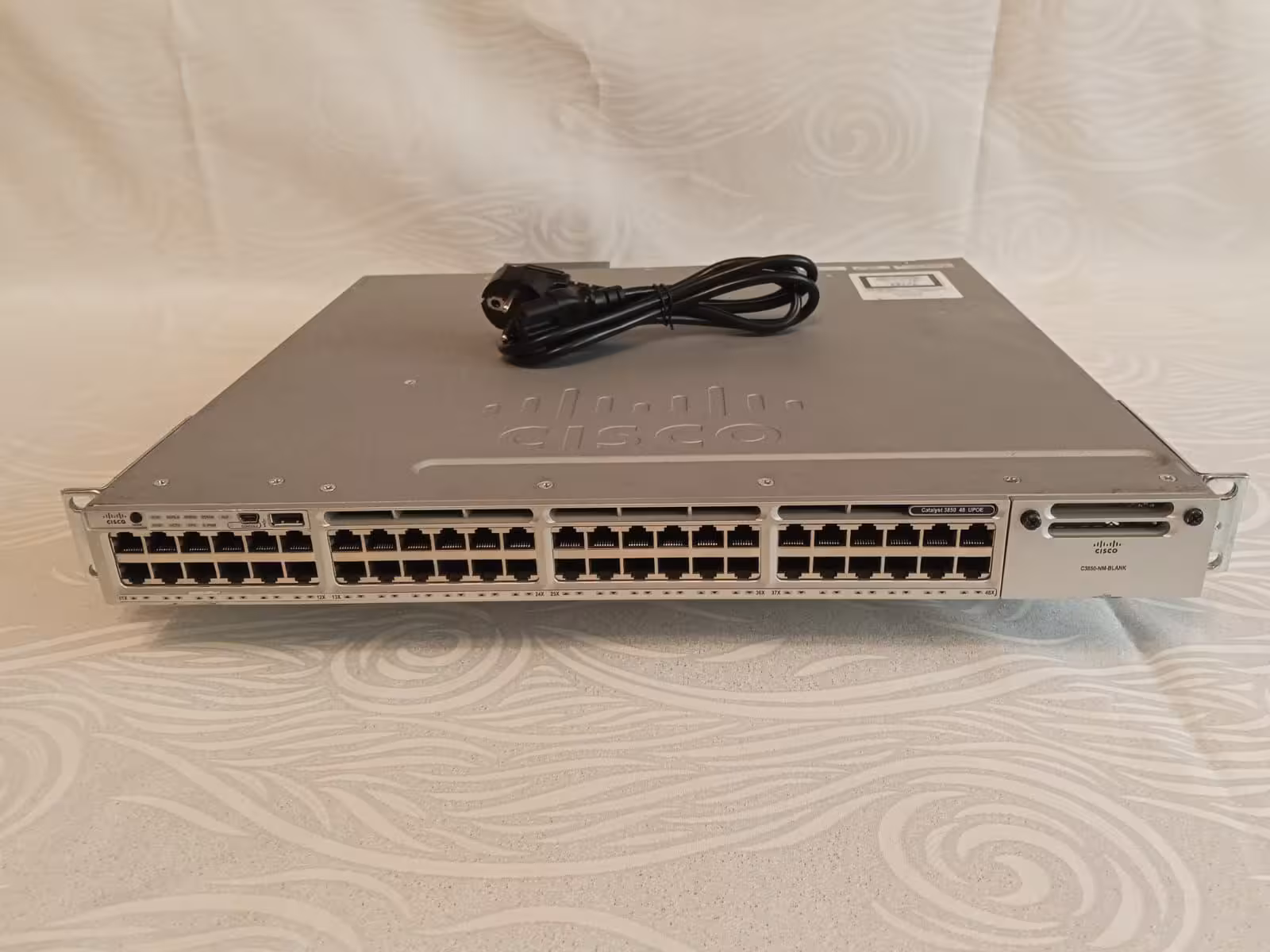 Коммутатор Cisco WS-C3850-48U-L, 48x1GE, UPOE (PS 1100W), LAN Base (1 / 4)