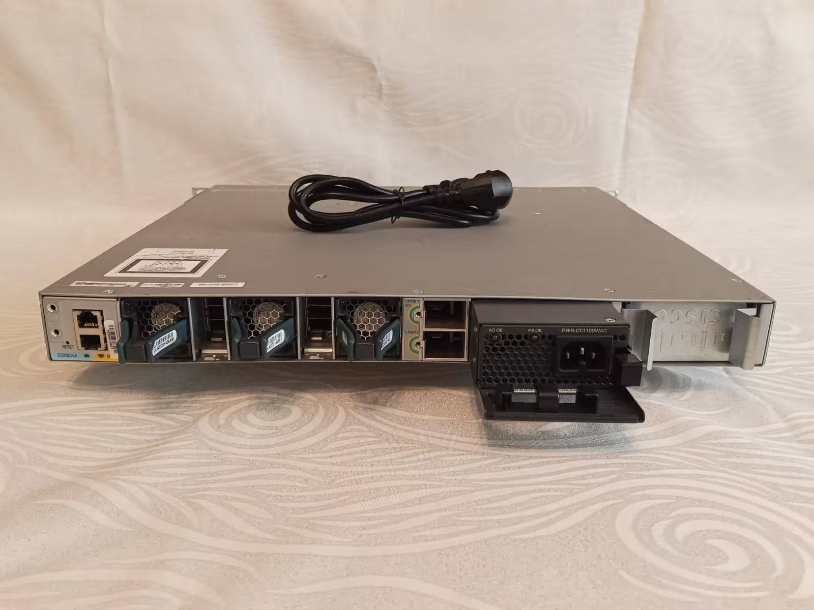 Коммутатор Cisco WS-C3850-48U-L, 48x1GE, UPOE (PS 1100W), LAN Base (2 / 4)