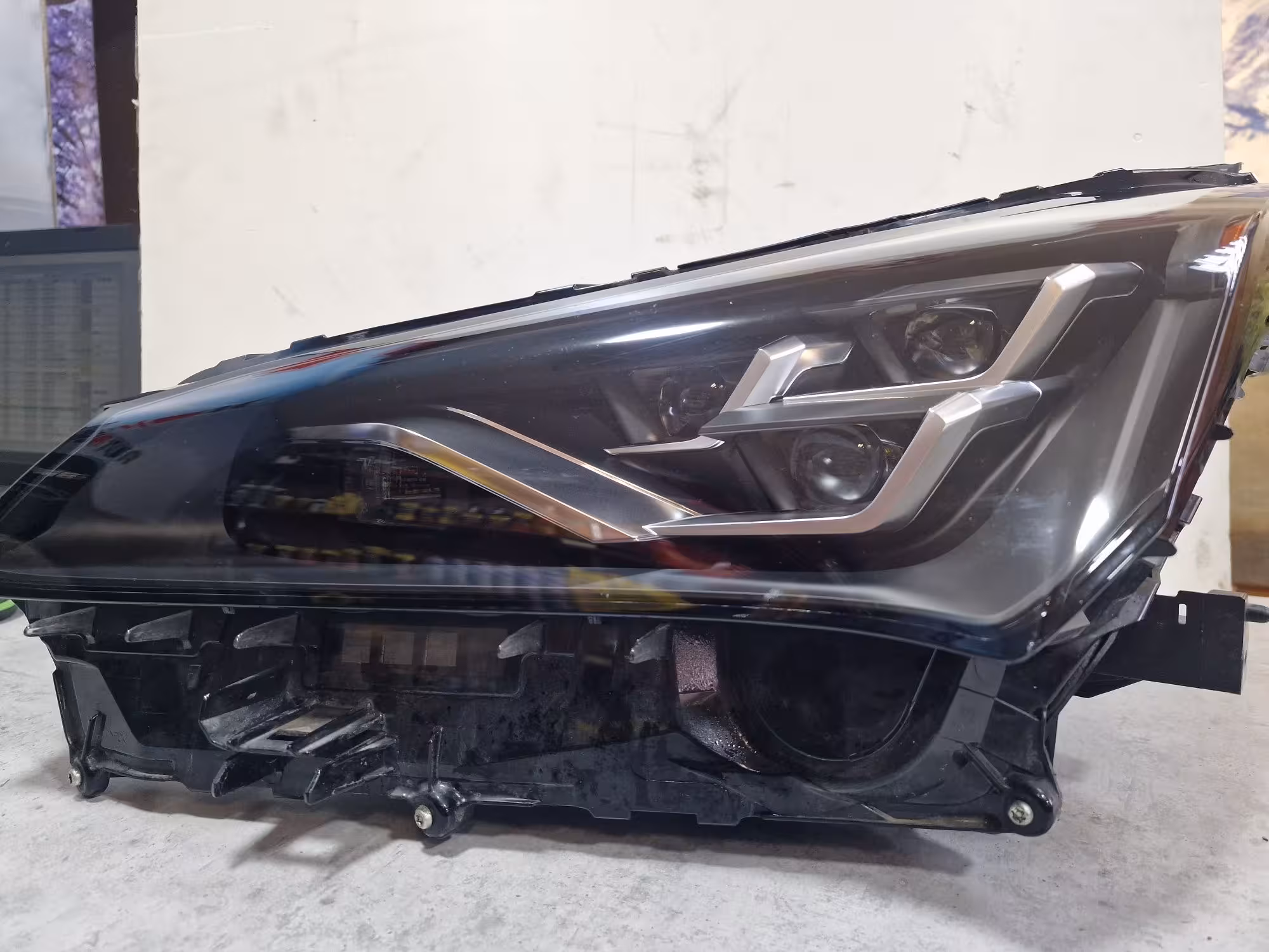 Фара оригинал Lexus NX200 (1 / 4)