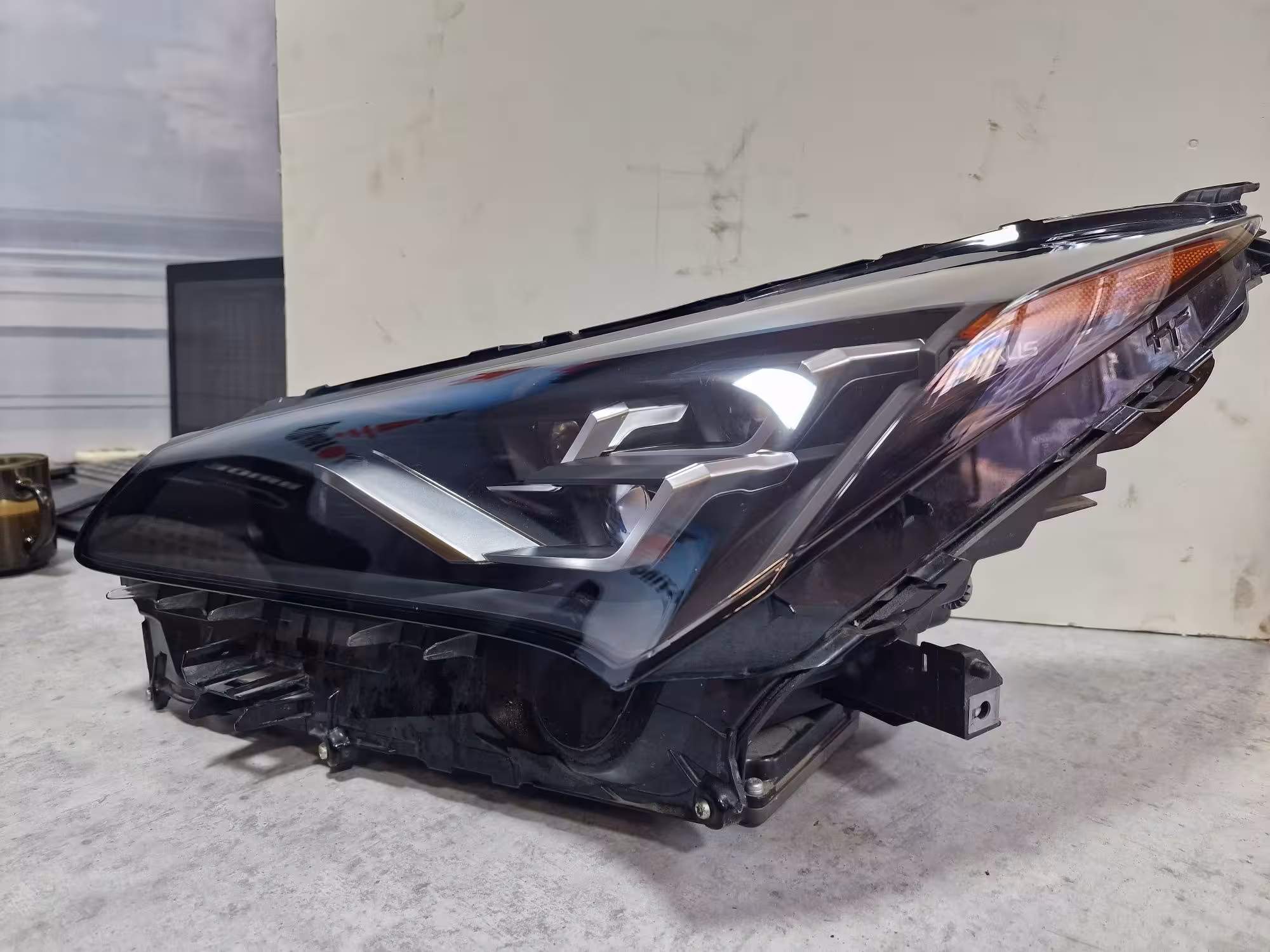 Фара оригинал Lexus NX200 (2 / 4)