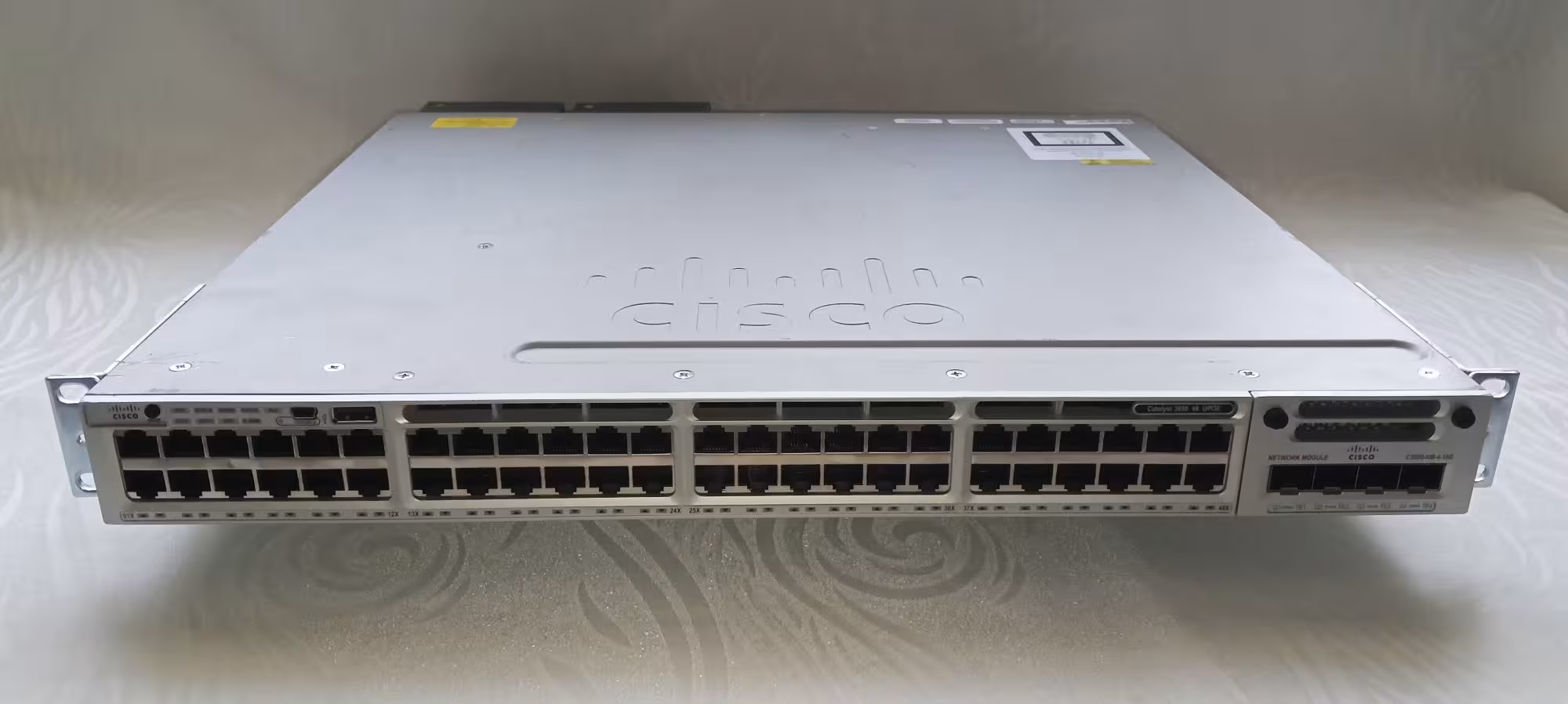 Коммутатор Cisco WS-C3850-48U-E, 48x1GE, 4х10GE SFP+, UPOE, IP Service (1 / 5)