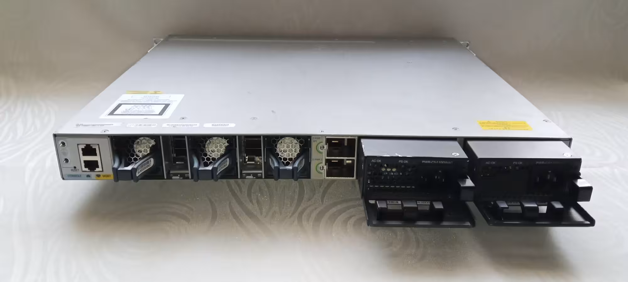 Коммутатор Cisco WS-C3850-48U-E, 48x1GE, 4х10GE SFP+, UPOE, IP Service (2 / 5)