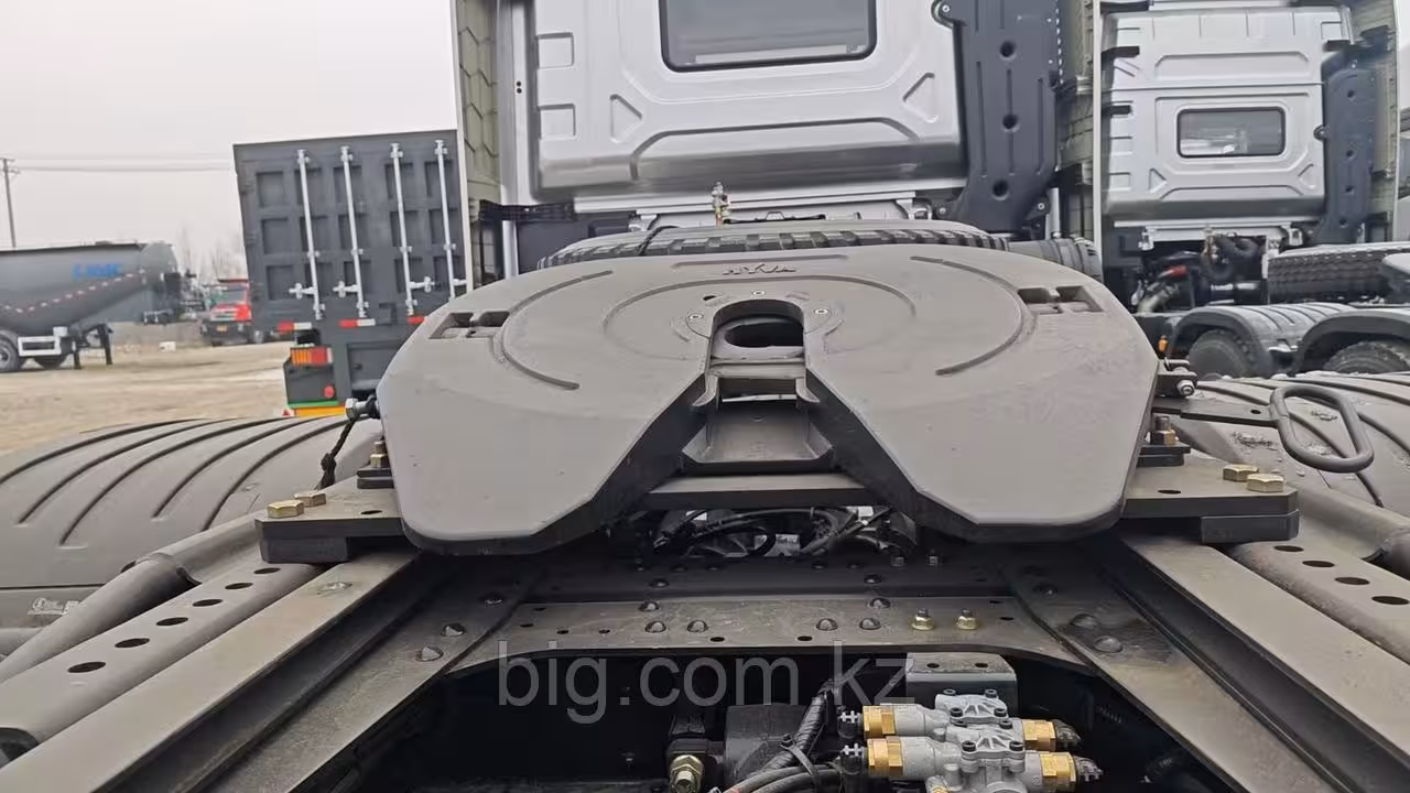 Седельный тягач SHACMAN Х5000 6х4 (7 / 10)