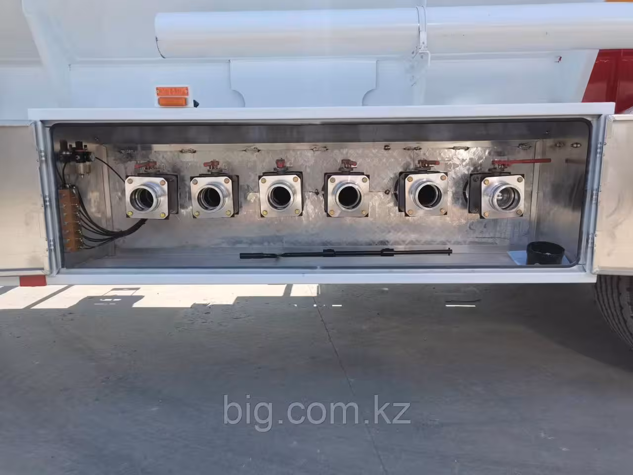 Полуприцеп бензовоз SHENGRUN 40 куб (2 / 4)