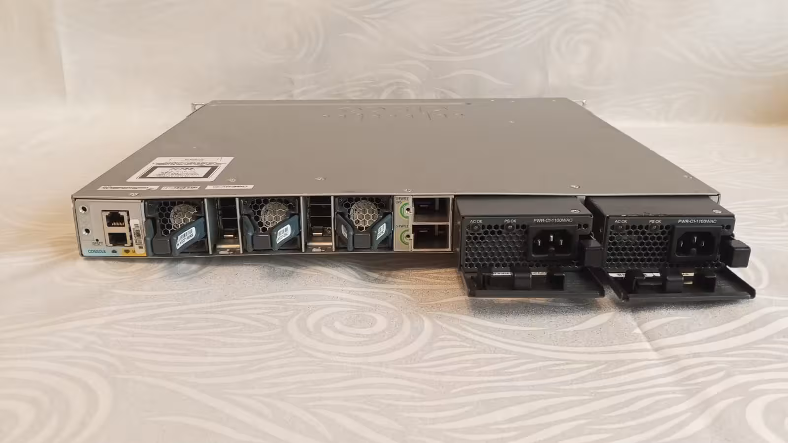 Коммутатор Cisco WS-C3850-48U-L, 48x1GE, 2x10GE SFP+, UPOE, LAN Base (4 / 6)