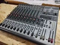 Микшерный пульт Behringer Xenyx 1832fx