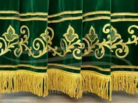 Занавес антрактный с золотыми узорами