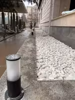 Белая мраморная галька в мешках